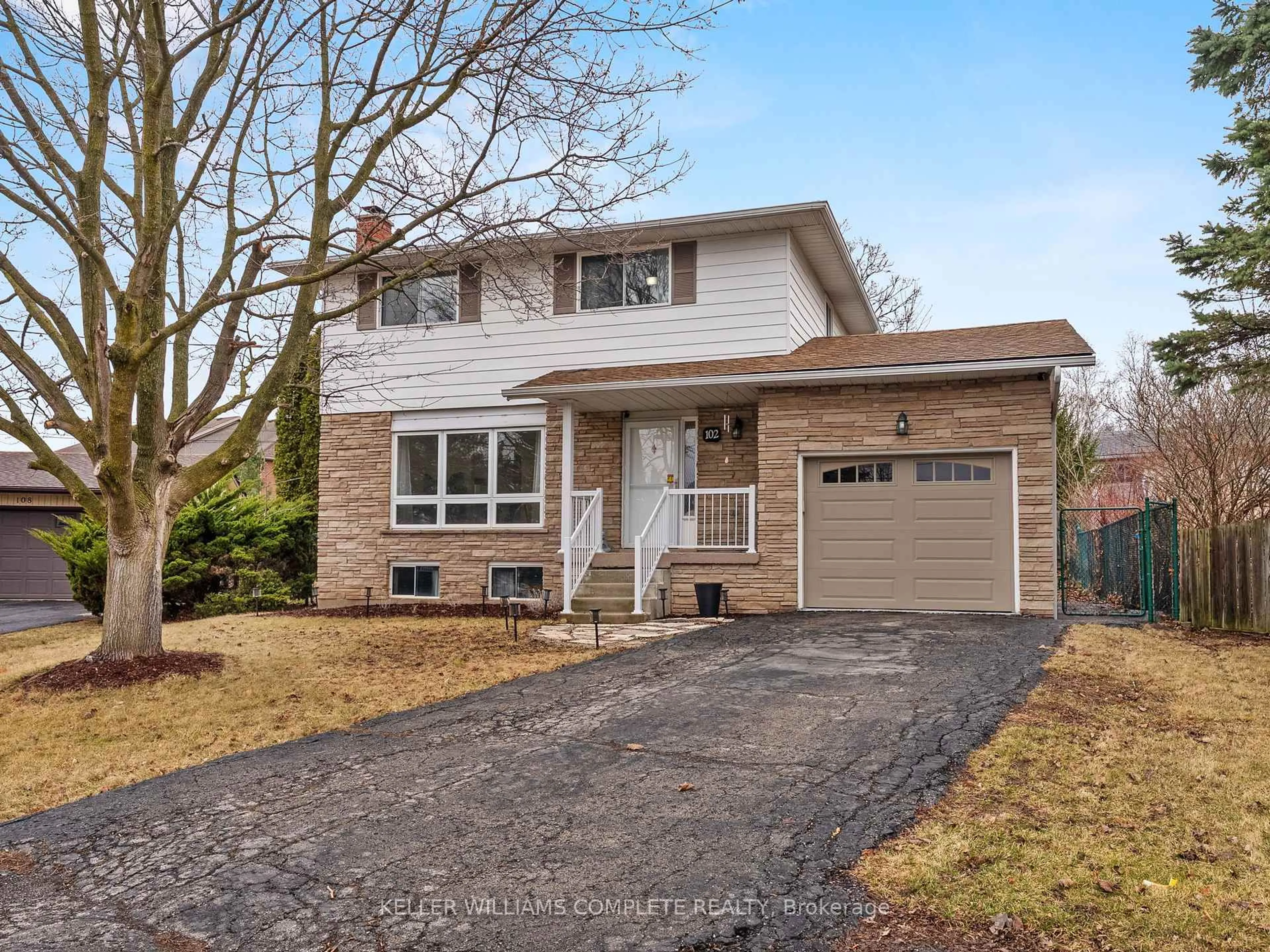 Home with brick exterior material, street for 102 Dundee Dr, Haldimand Ontario N3W 1J8