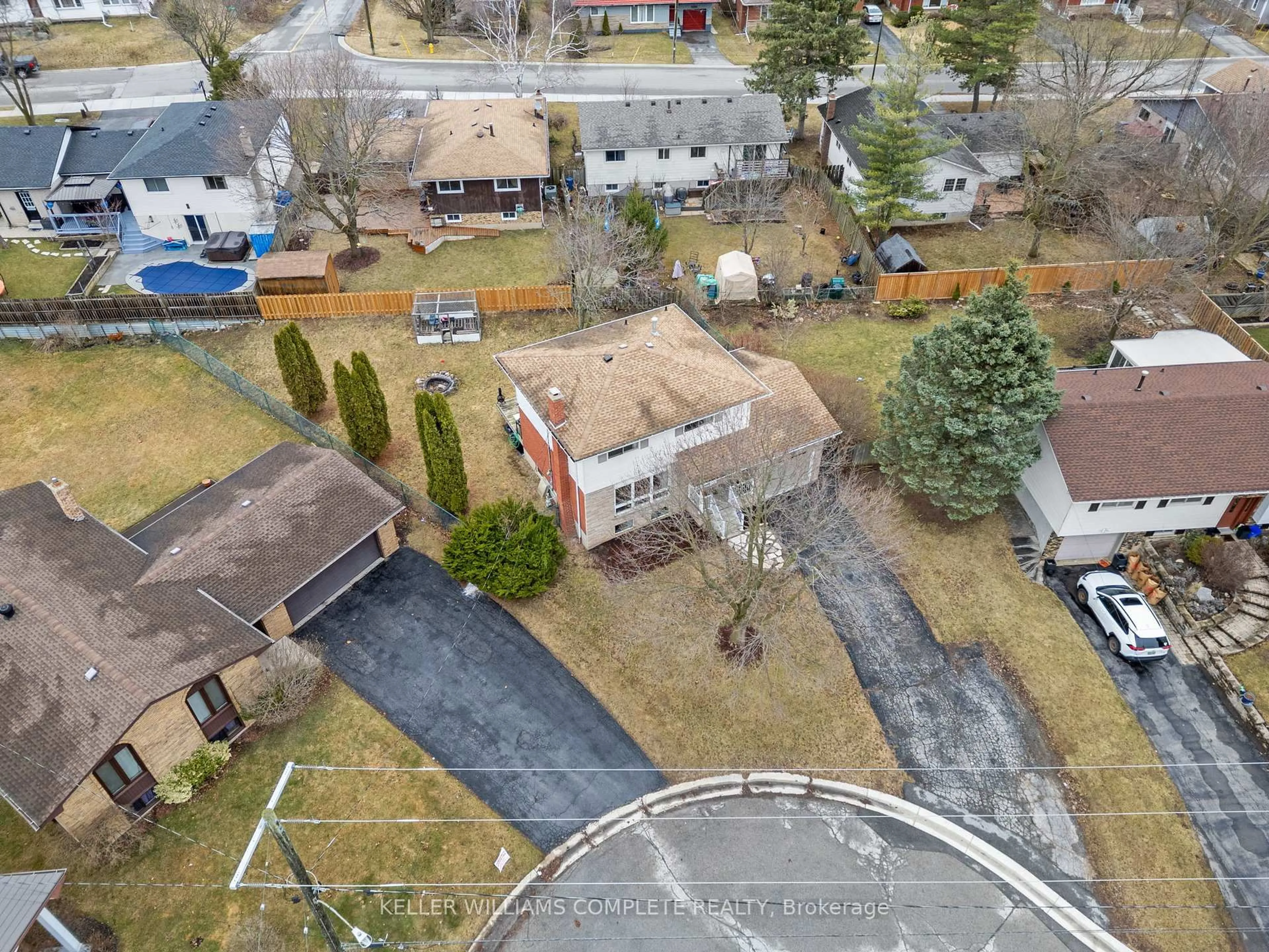 A pic from outside/outdoor area/front of a property/back of a property/a pic from drone, street for 102 Dundee Dr, Haldimand Ontario N3W 1J8