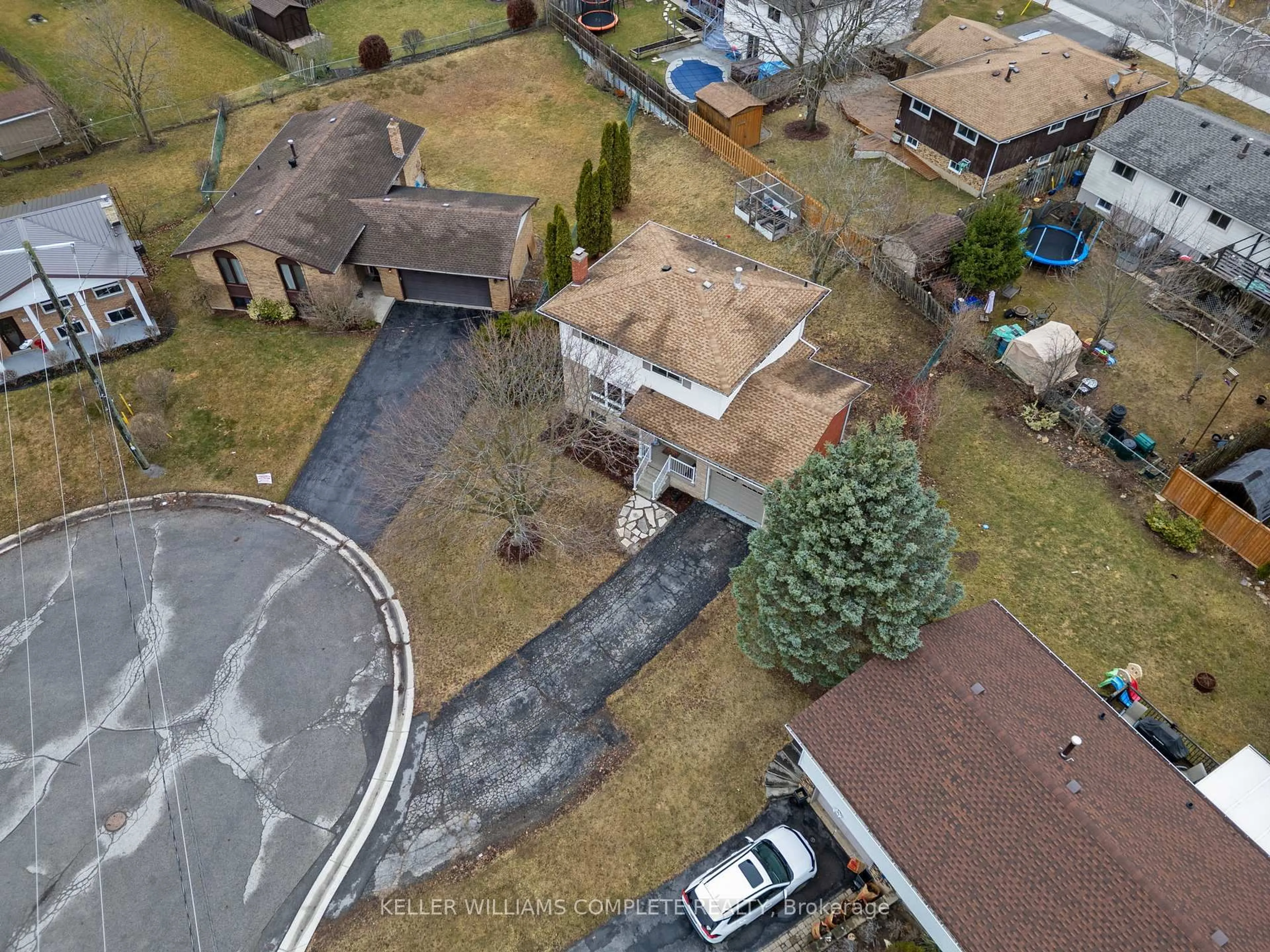 A pic from outside/outdoor area/front of a property/back of a property/a pic from drone, street for 102 Dundee Dr, Haldimand Ontario N3W 1J8