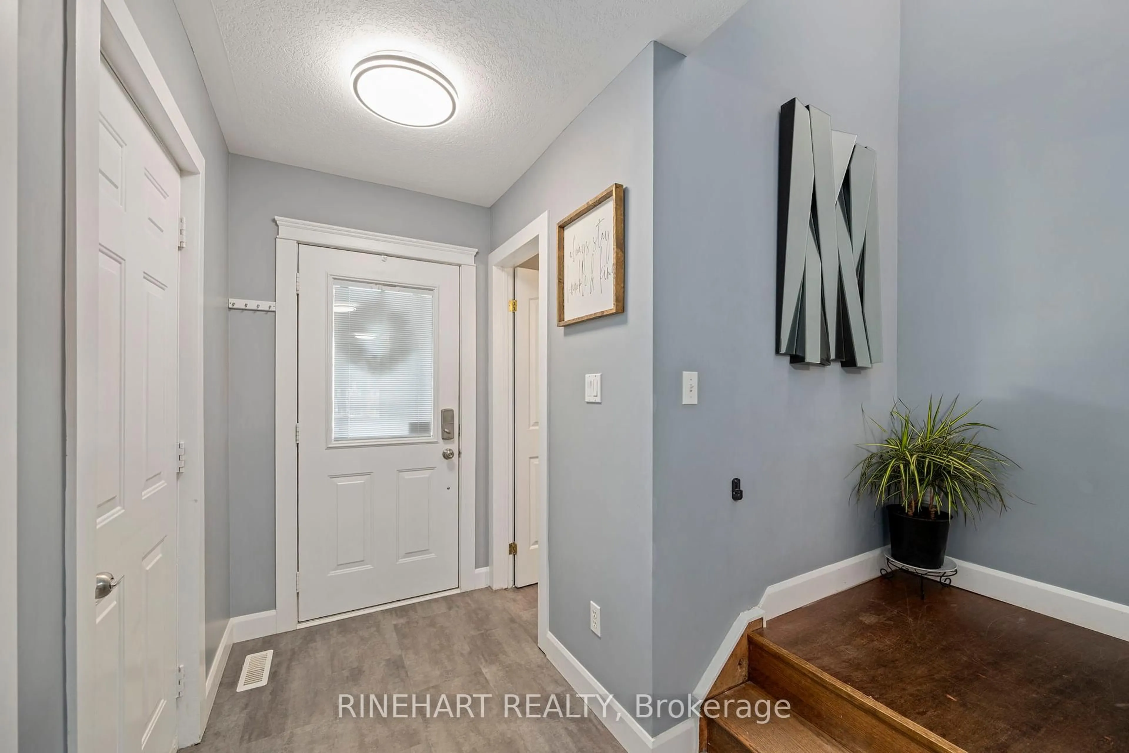 Indoor entryway for 881 Railton Ave, London East Ontario N5V 4W3