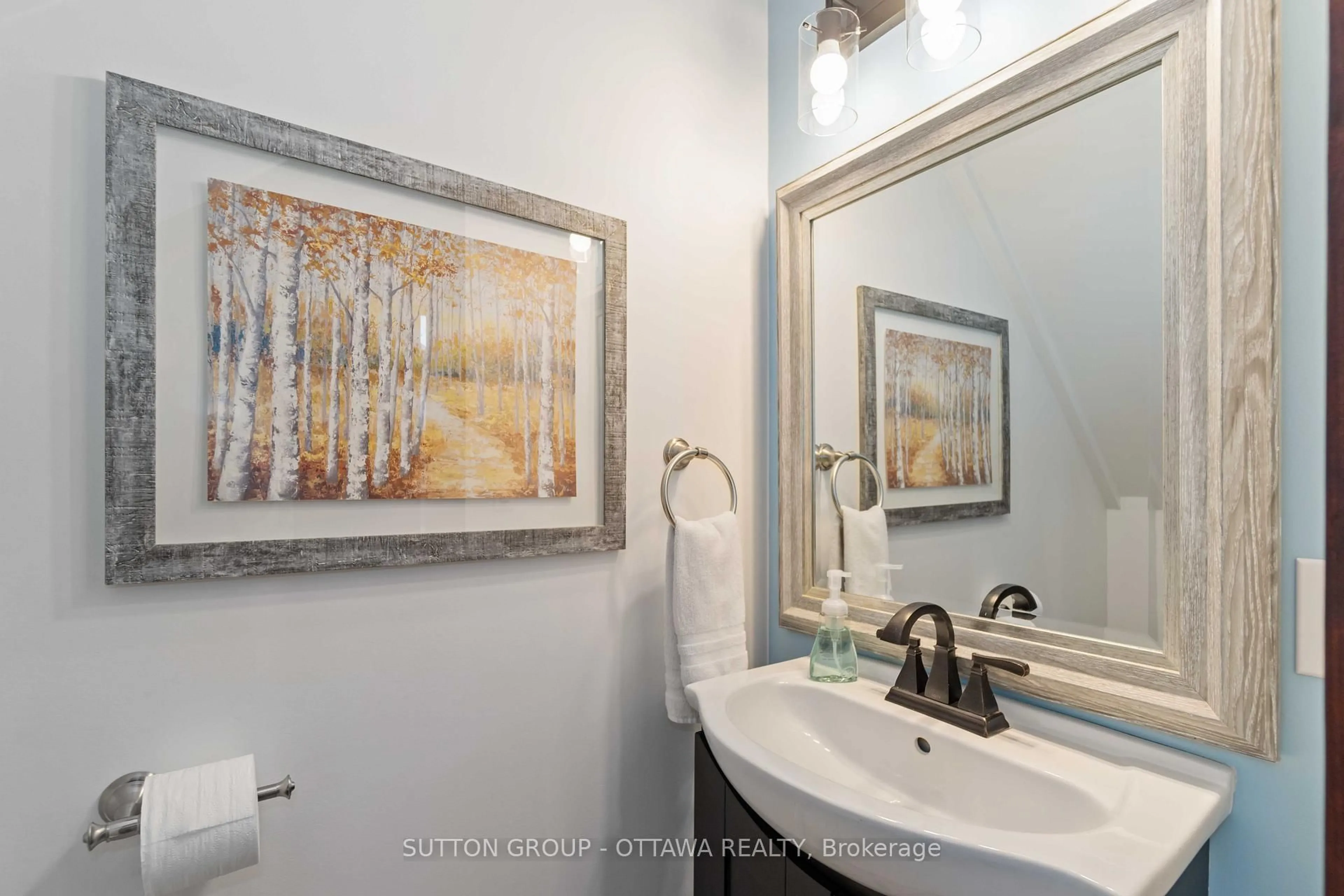 Standard bathroom, ceramic/tile floor for 25 James St, Smiths Falls Ontario K7A 1W7