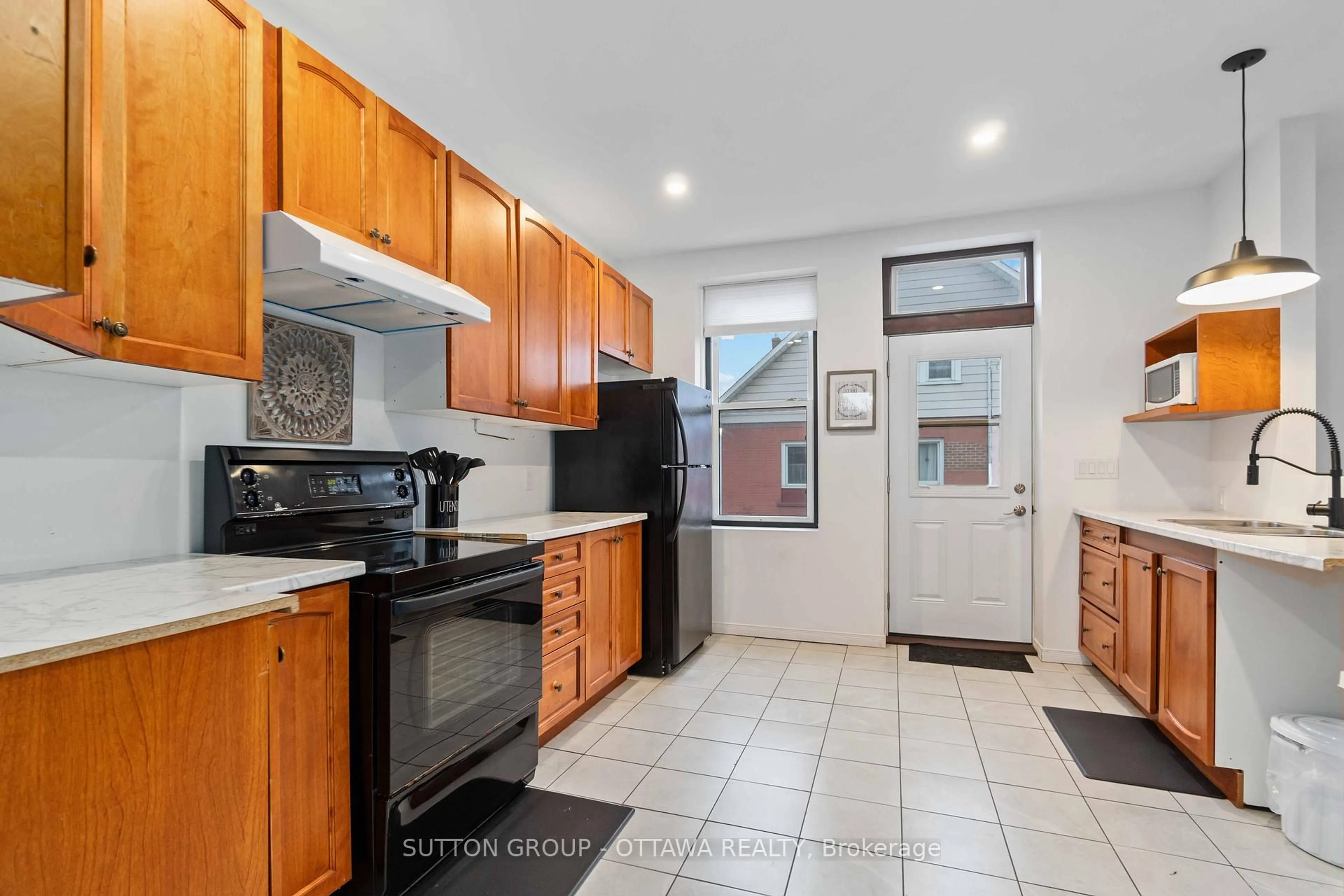 Standard kitchen, ceramic/tile floor for 25 James St, Smiths Falls Ontario K7A 1W7