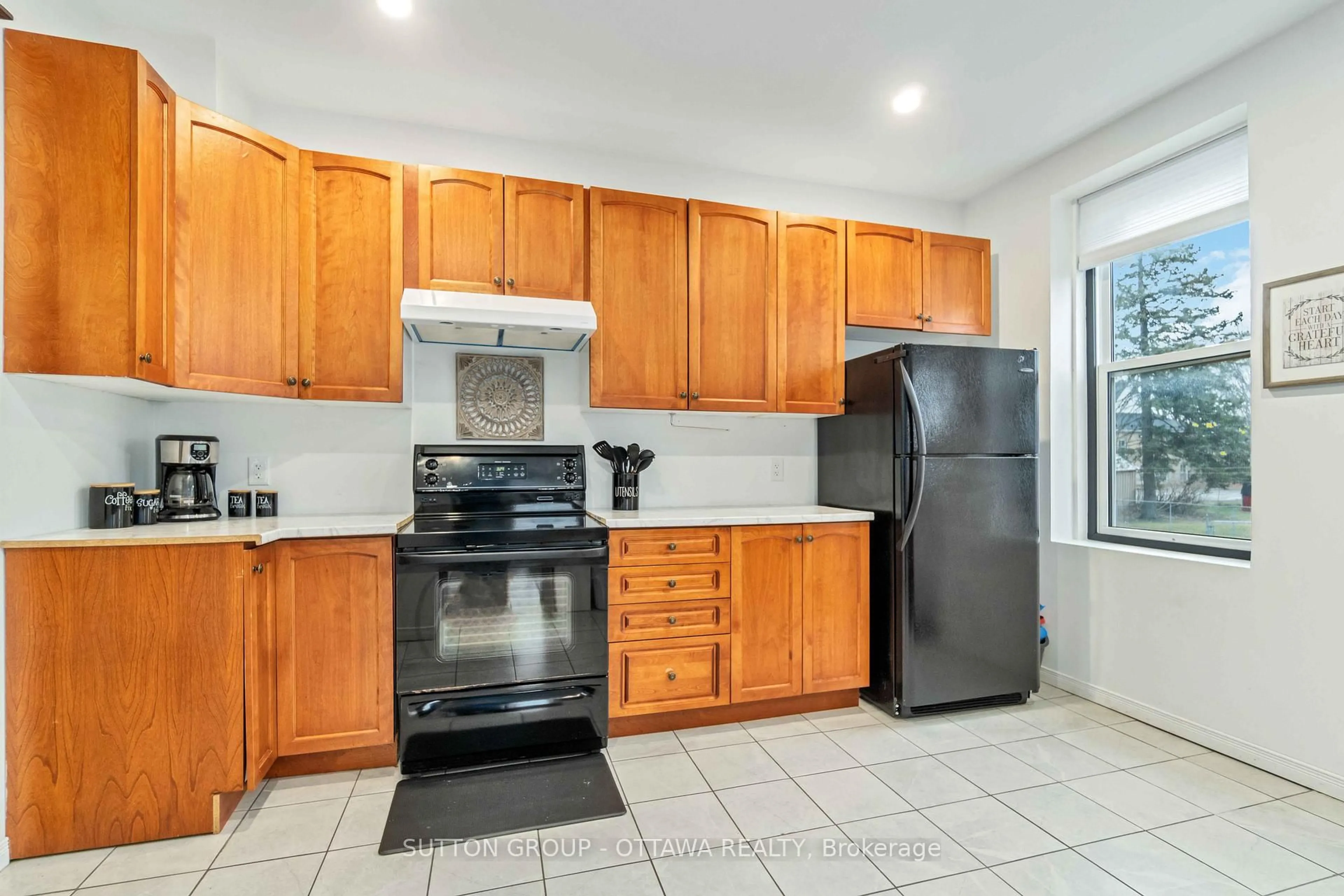Standard kitchen, ceramic/tile floor for 25 James St, Smiths Falls Ontario K7A 1W7