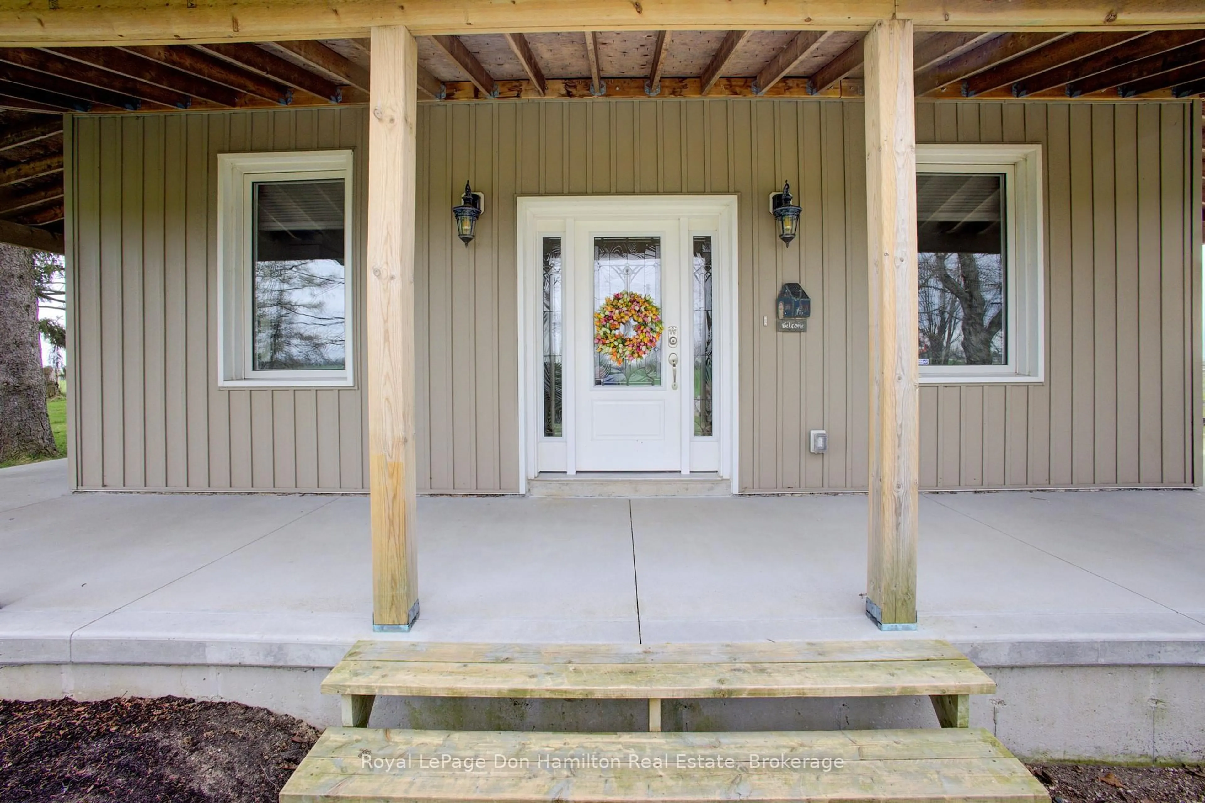 Indoor entryway for 6169 Wellington 109 Rd, Minto Ontario N0G 1Z0