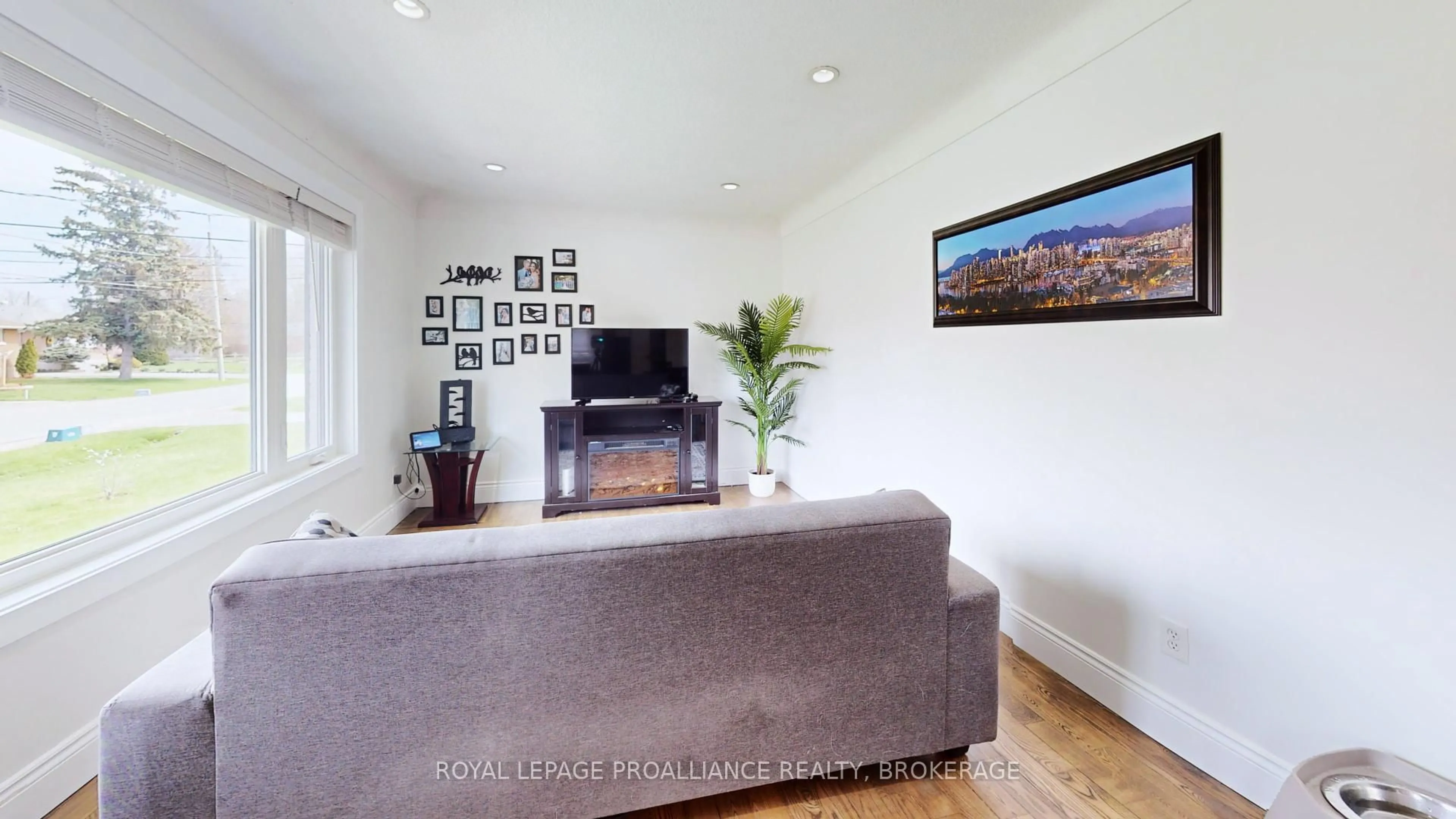 Living room with furniture, wood/laminate floor for 51 Hyde St, Kingston Ontario K7M 4S7