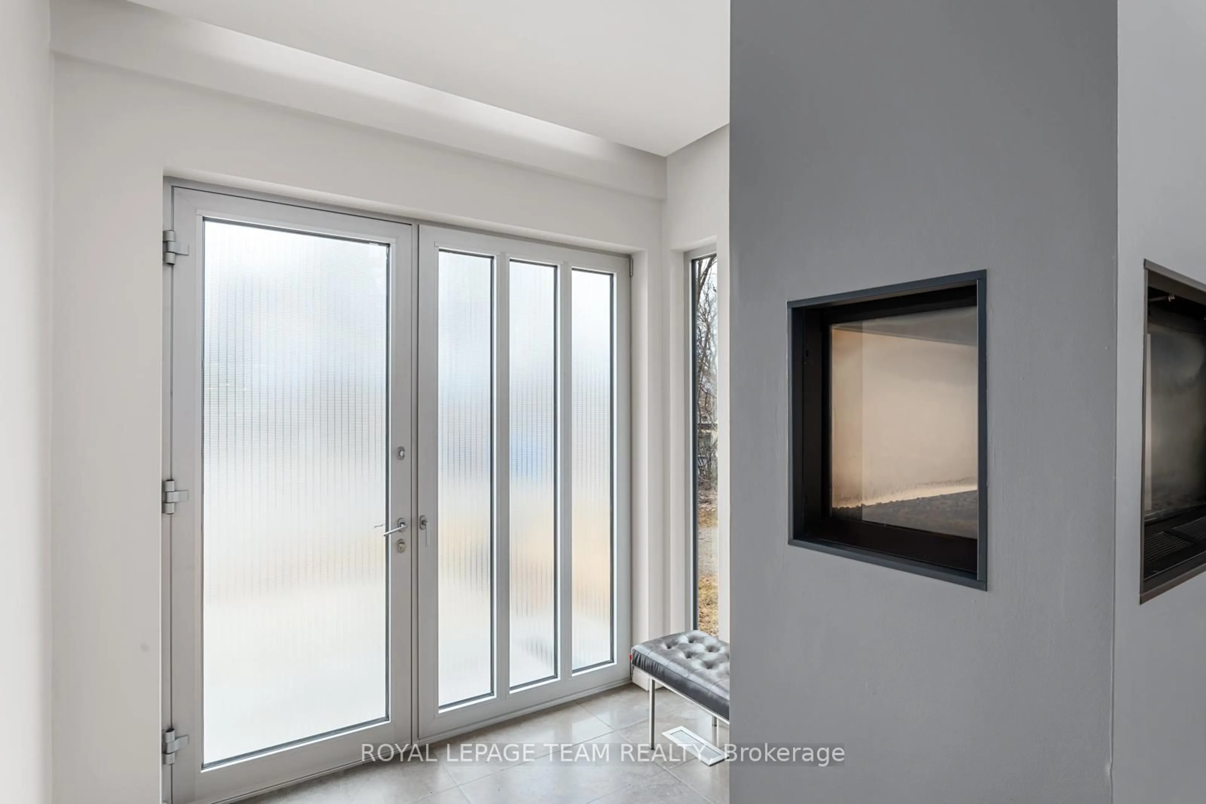 Indoor entryway for 13 Rockcliffe Way, Ottawa Ontario K1M 1B2