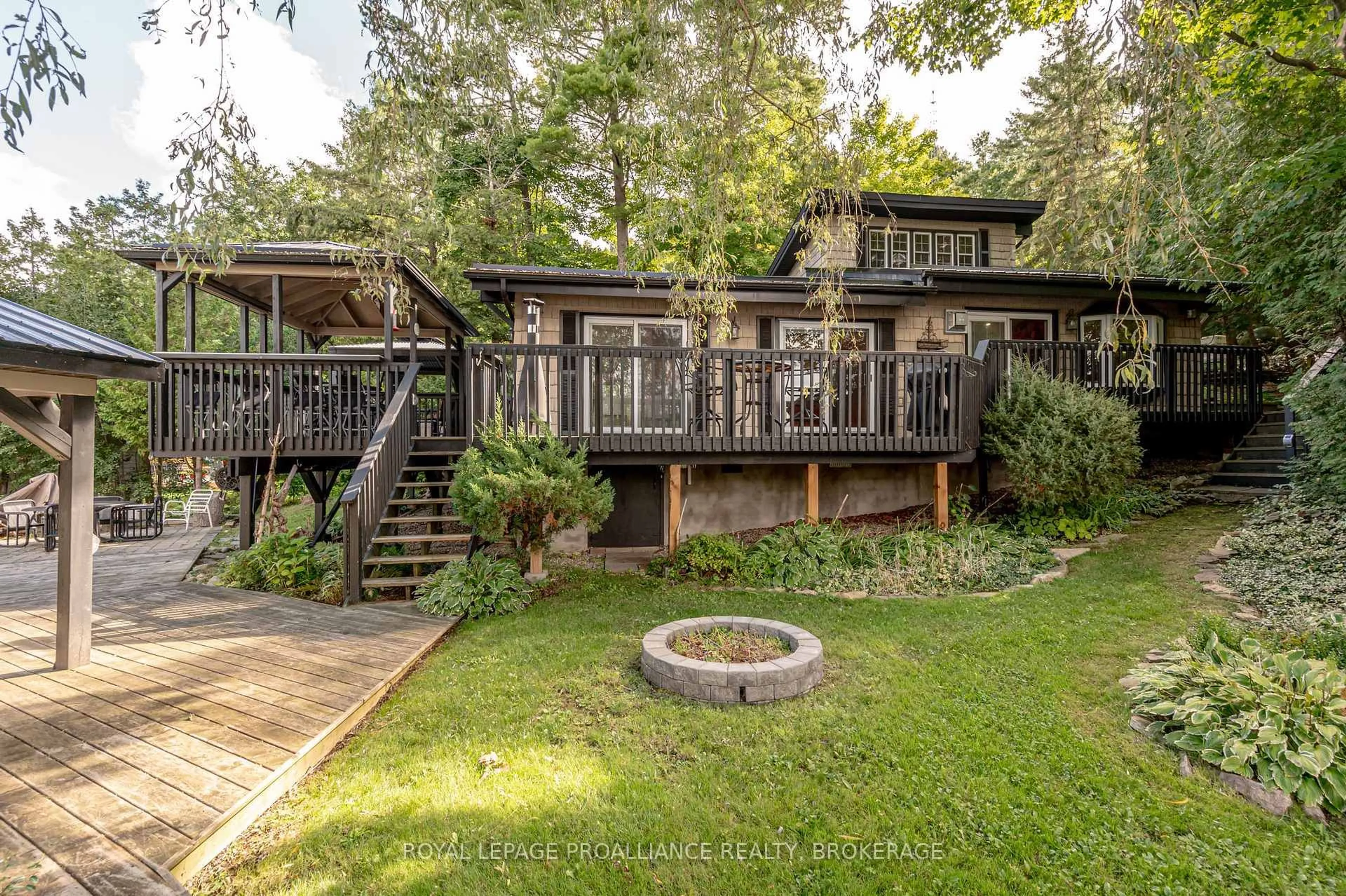 Patio, unknown for 915 Woodridge Lane, Leeds and the Thousand Islands Ontario K0E 1B0