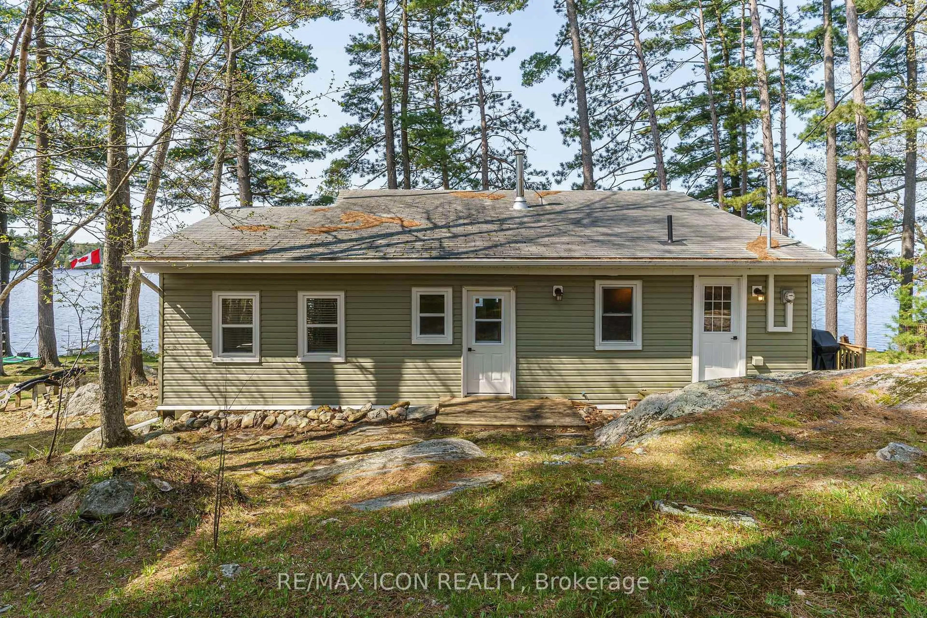 Home with vinyl exterior material, street for 99 Bala Park Island N/A, Muskoka Lakes Ontario P0C 1A0