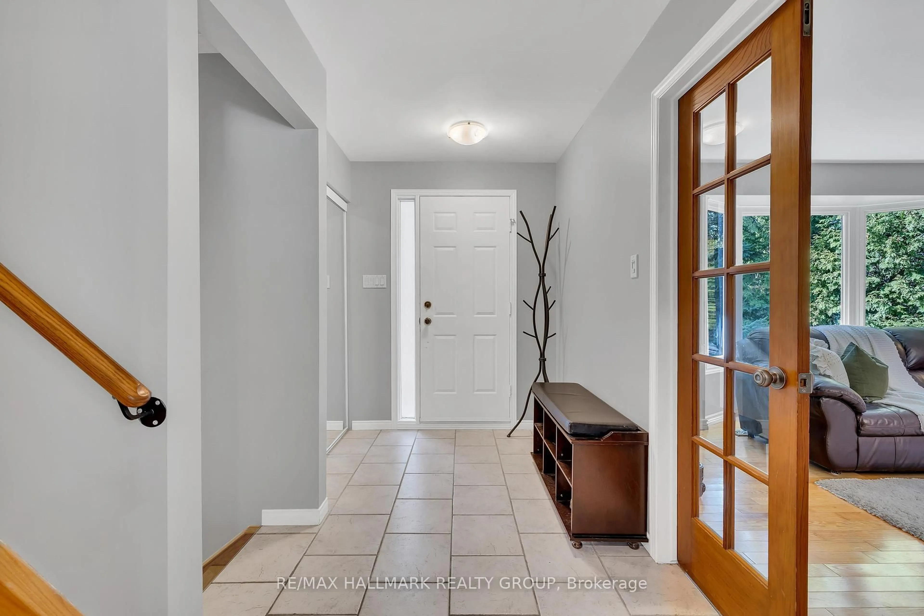 Indoor entryway for 215 Des Bois Dr, Russell Ontario K4R 1C4