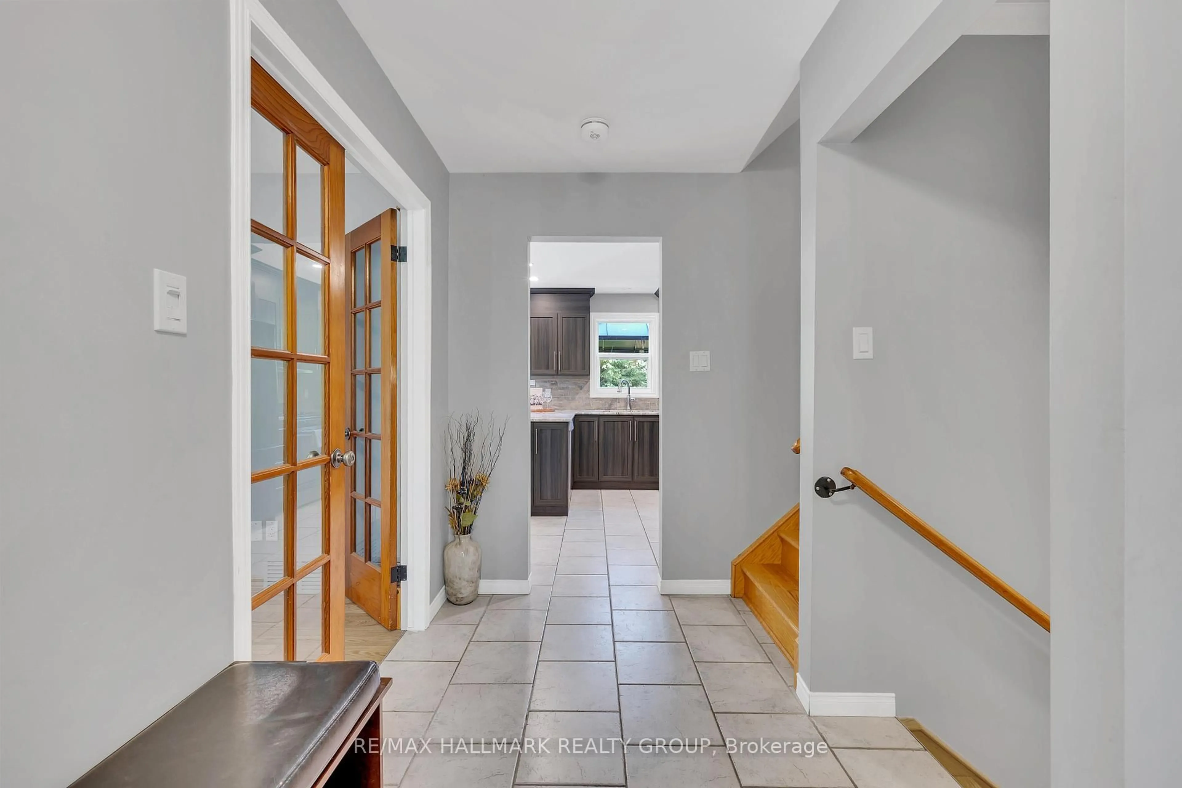 Indoor entryway for 215 Des Bois Dr, Russell Ontario K4R 1C4