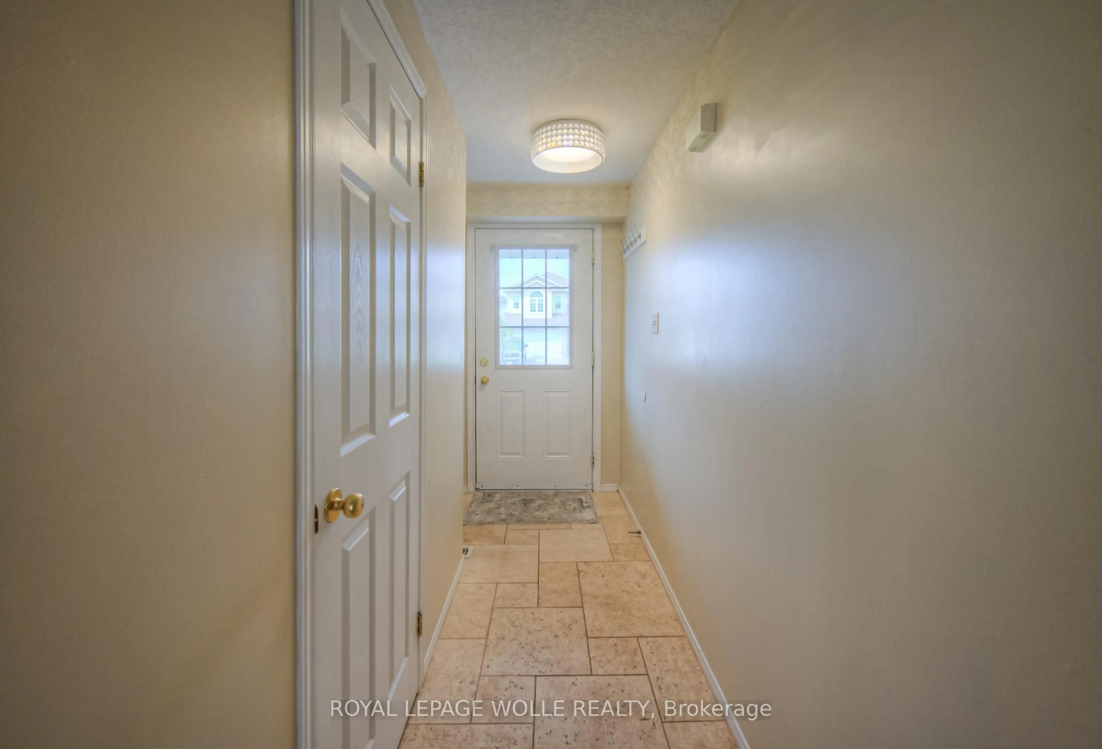 Indoor entryway for 30 Chantilly St, Kitchener Ontario N2R 1V6