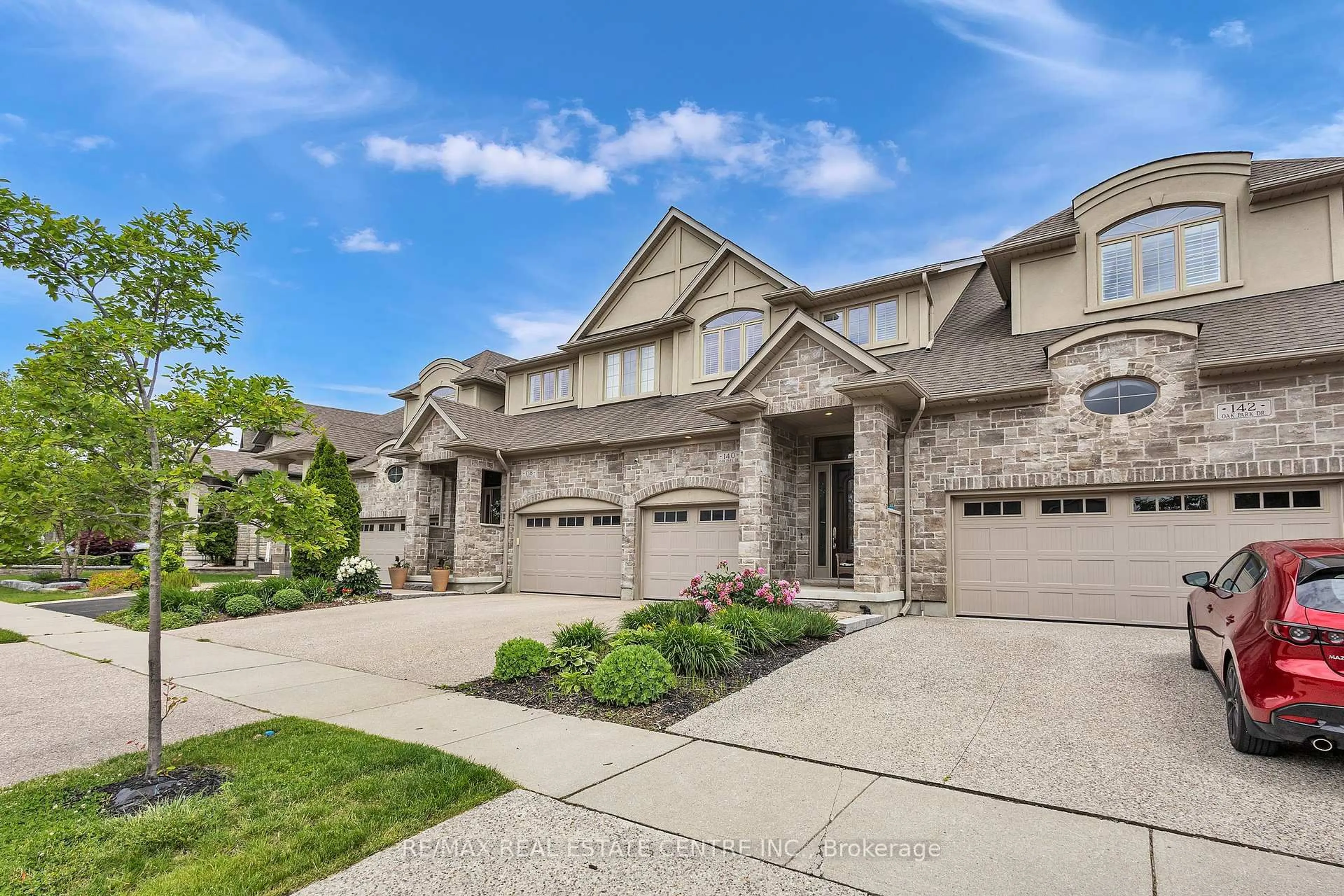 Home with brick exterior material, street for 140 OAK PARK Dr, Waterloo Ontario N2K 0B3