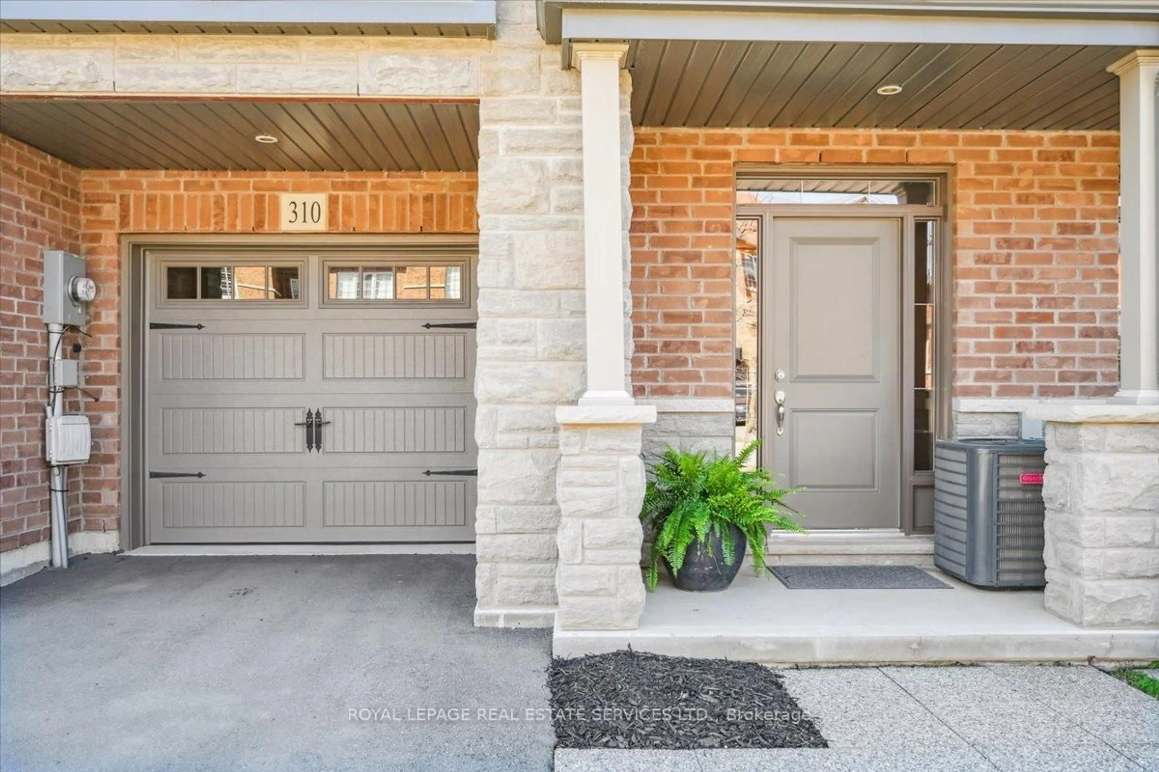 Indoor entryway for 310 Humphrey St, Hamilton Ontario L8B 1W5