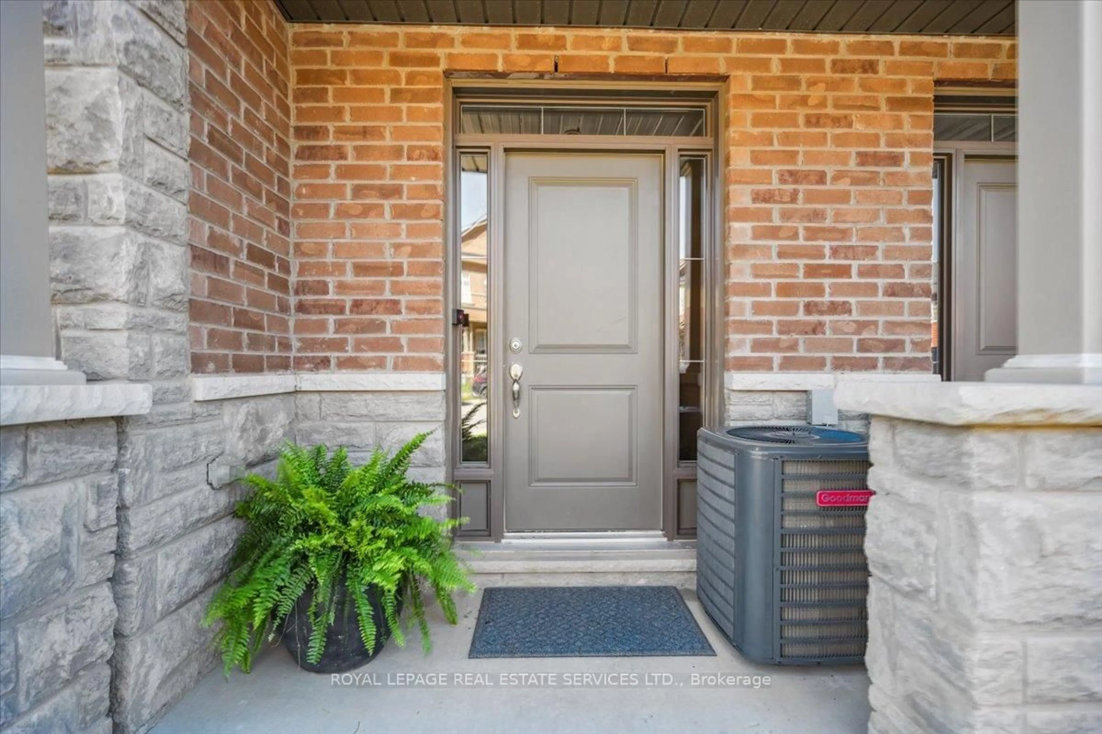 Indoor entryway for 310 Humphrey St, Hamilton Ontario L8B 1W5