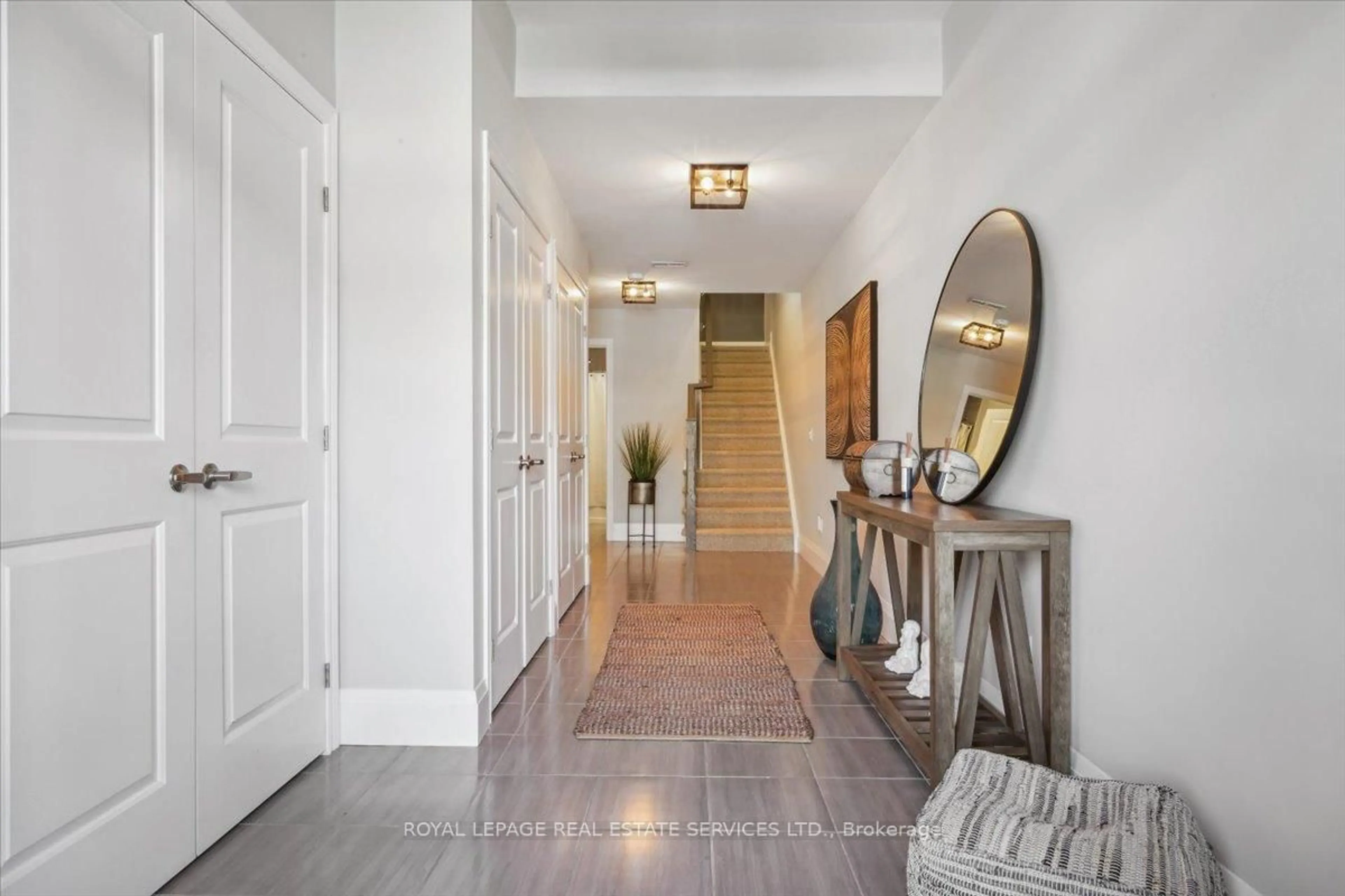 Indoor entryway for 310 Humphrey St, Hamilton Ontario L8B 1W5