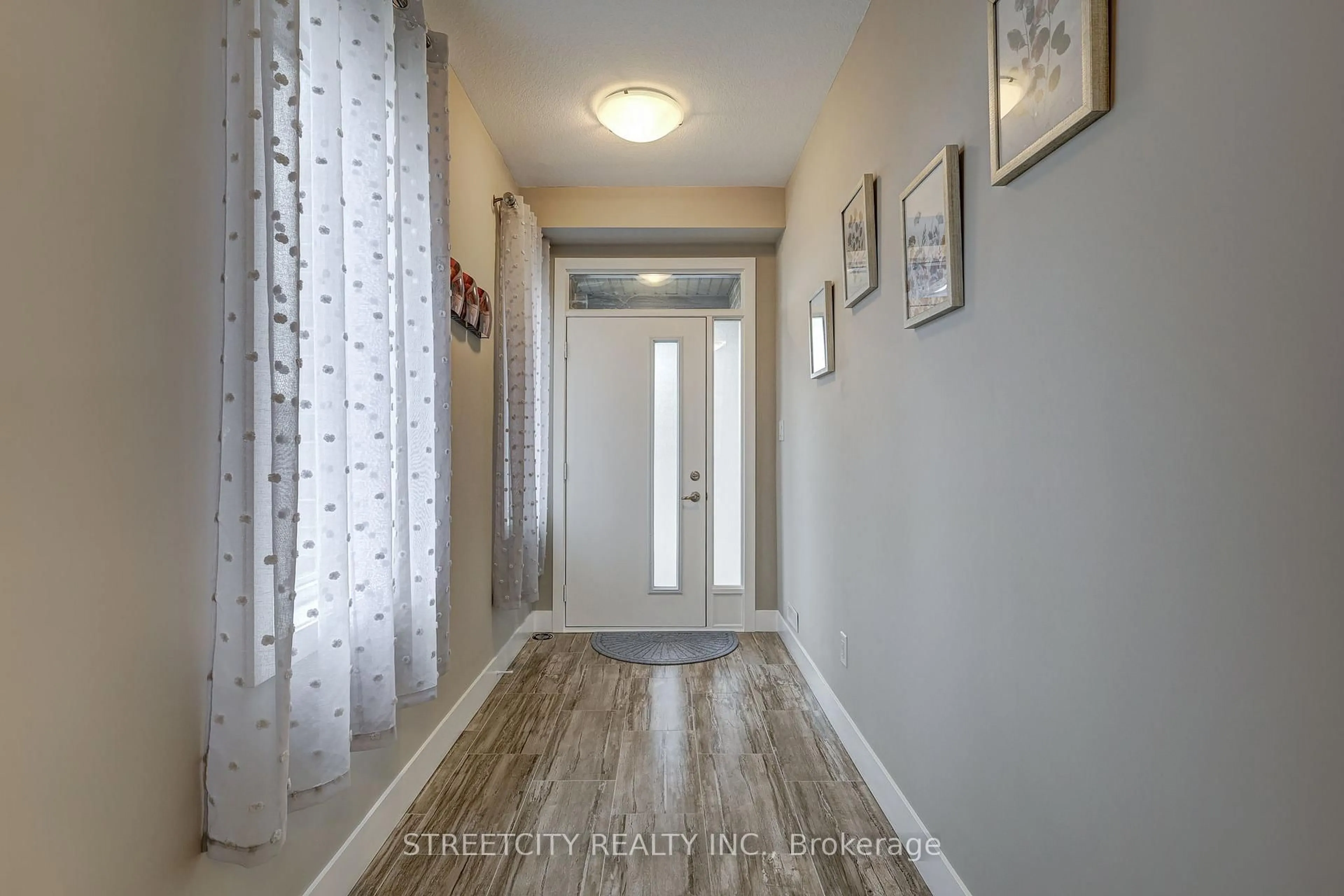 Indoor entryway for 2070 Meadowgate Blvd #1, London South Ontario N6M 0H5