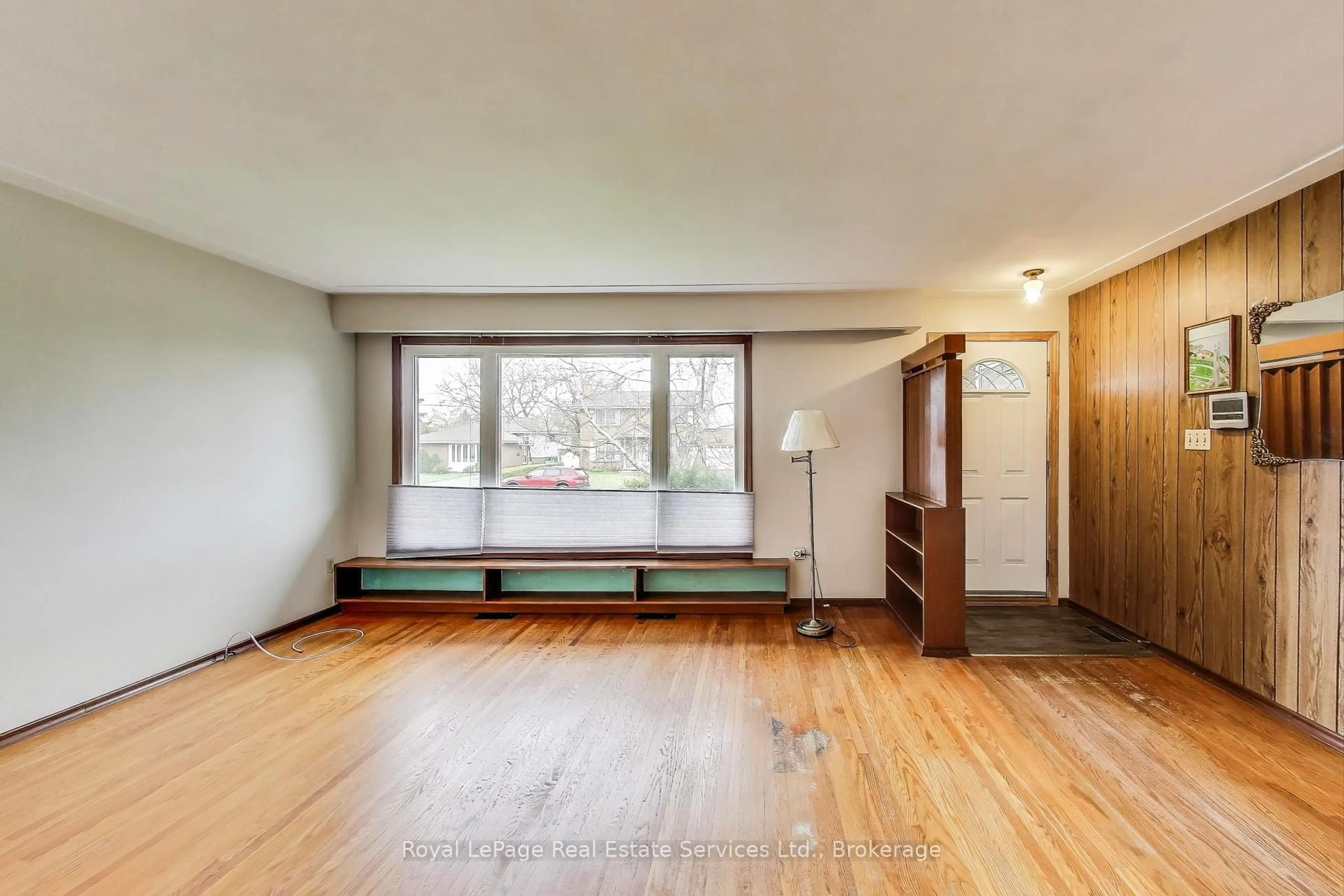 A pic of a room for 25 Sandringham Ave, Hamilton Ontario L9C 2H3