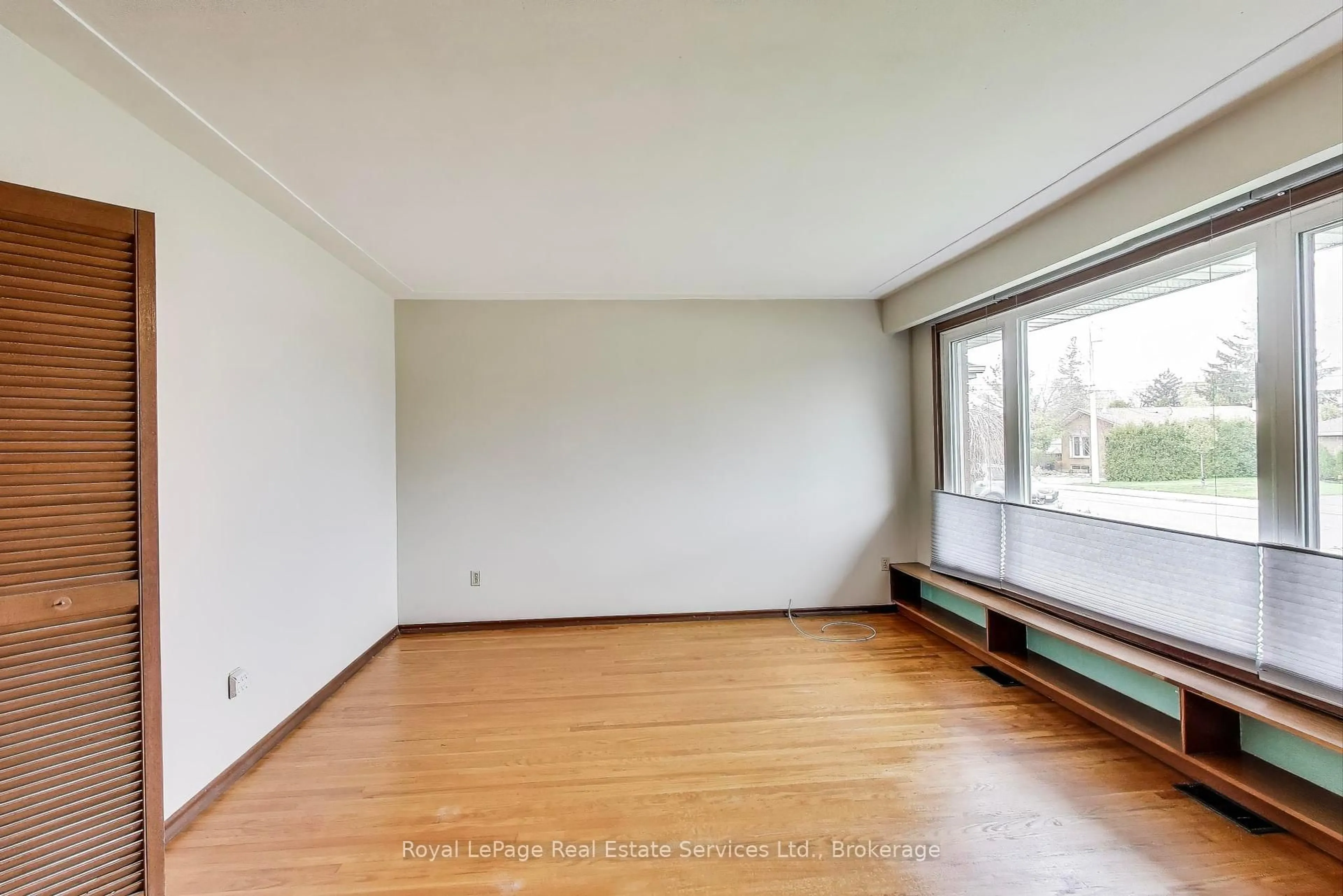 A pic of a room for 25 Sandringham Ave, Hamilton Ontario L9C 2H3