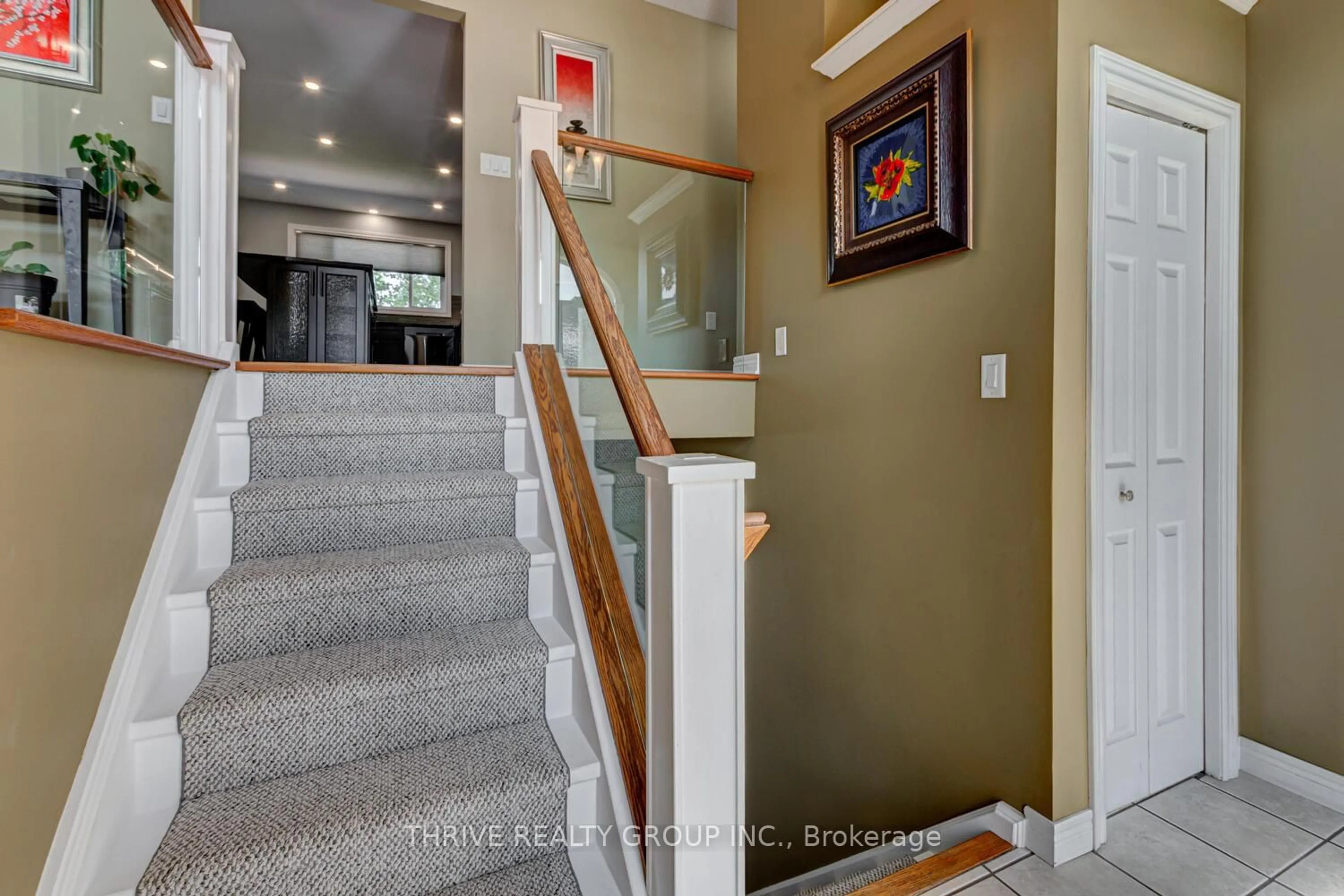 Indoor foyer for 544 Darcy Dr, Strathroy-Caradoc Ontario N7G 4L2