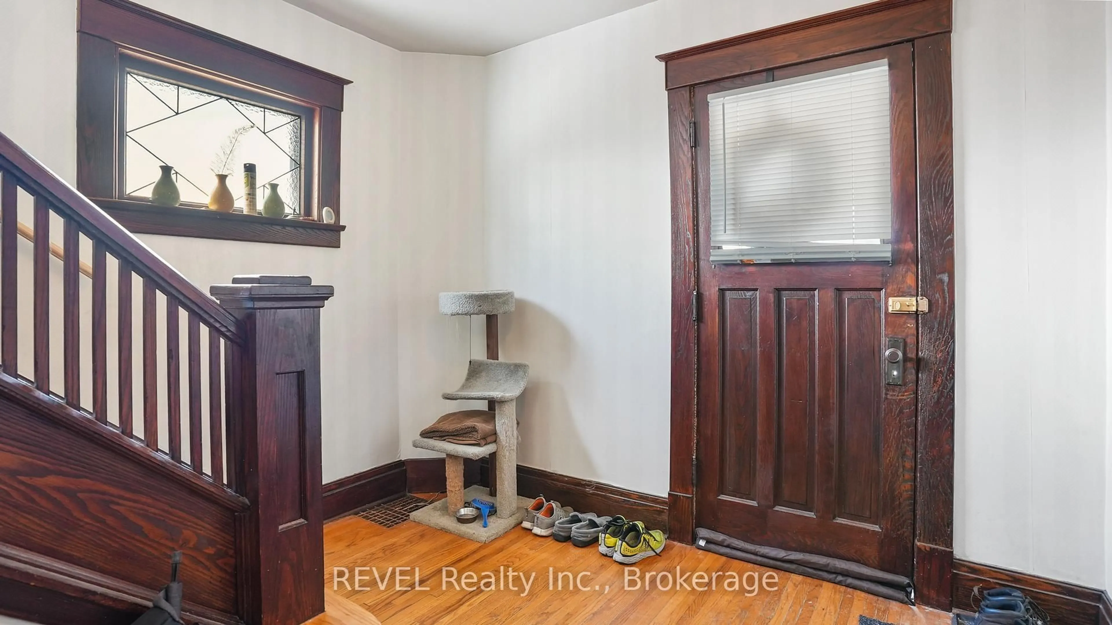 Indoor entryway for 5449 Morrison St, Niagara Falls Ontario L2E 2E6