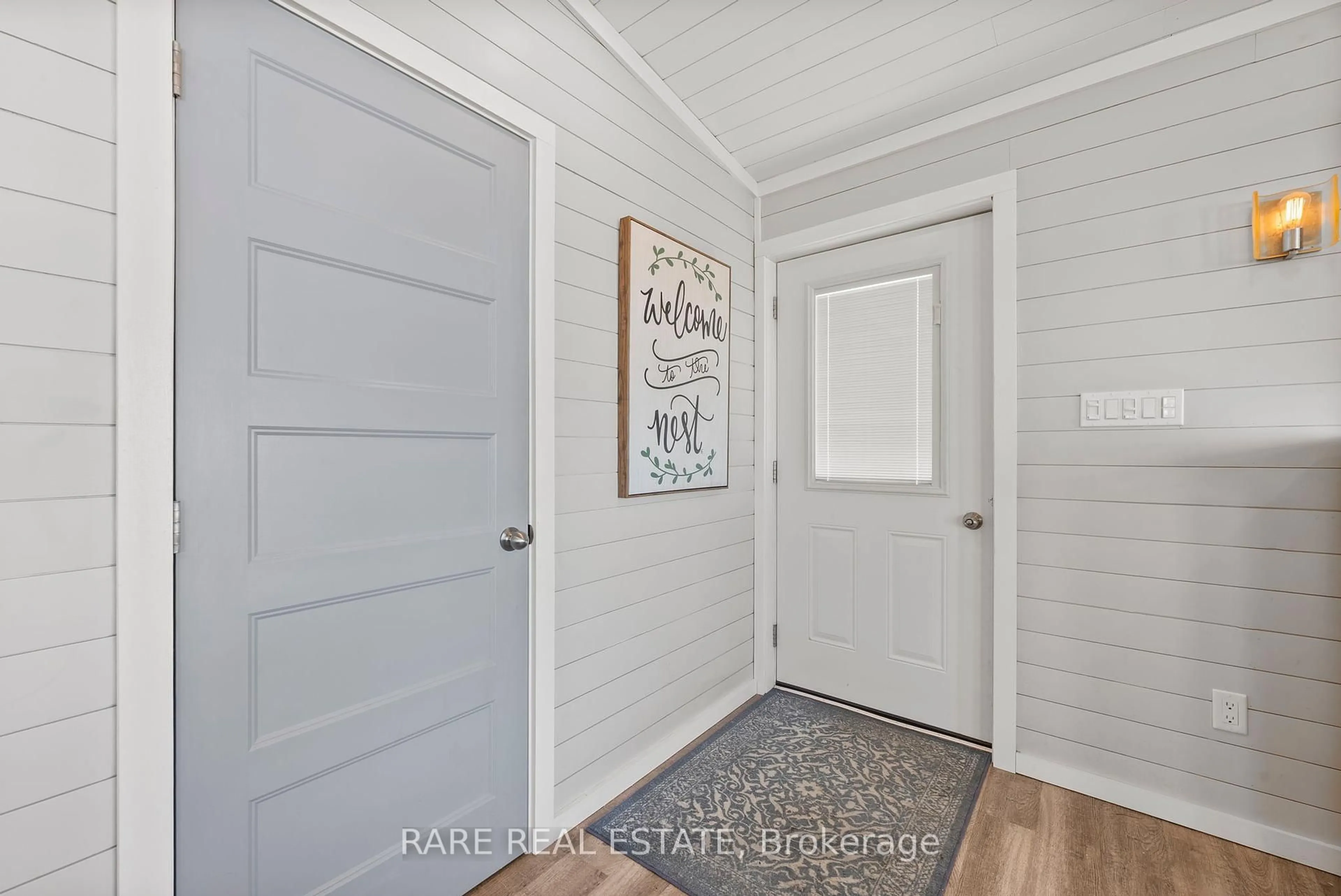 Indoor entryway for 168 Charlore Park Dr, Kawartha Lakes Ontario K0L 2W0