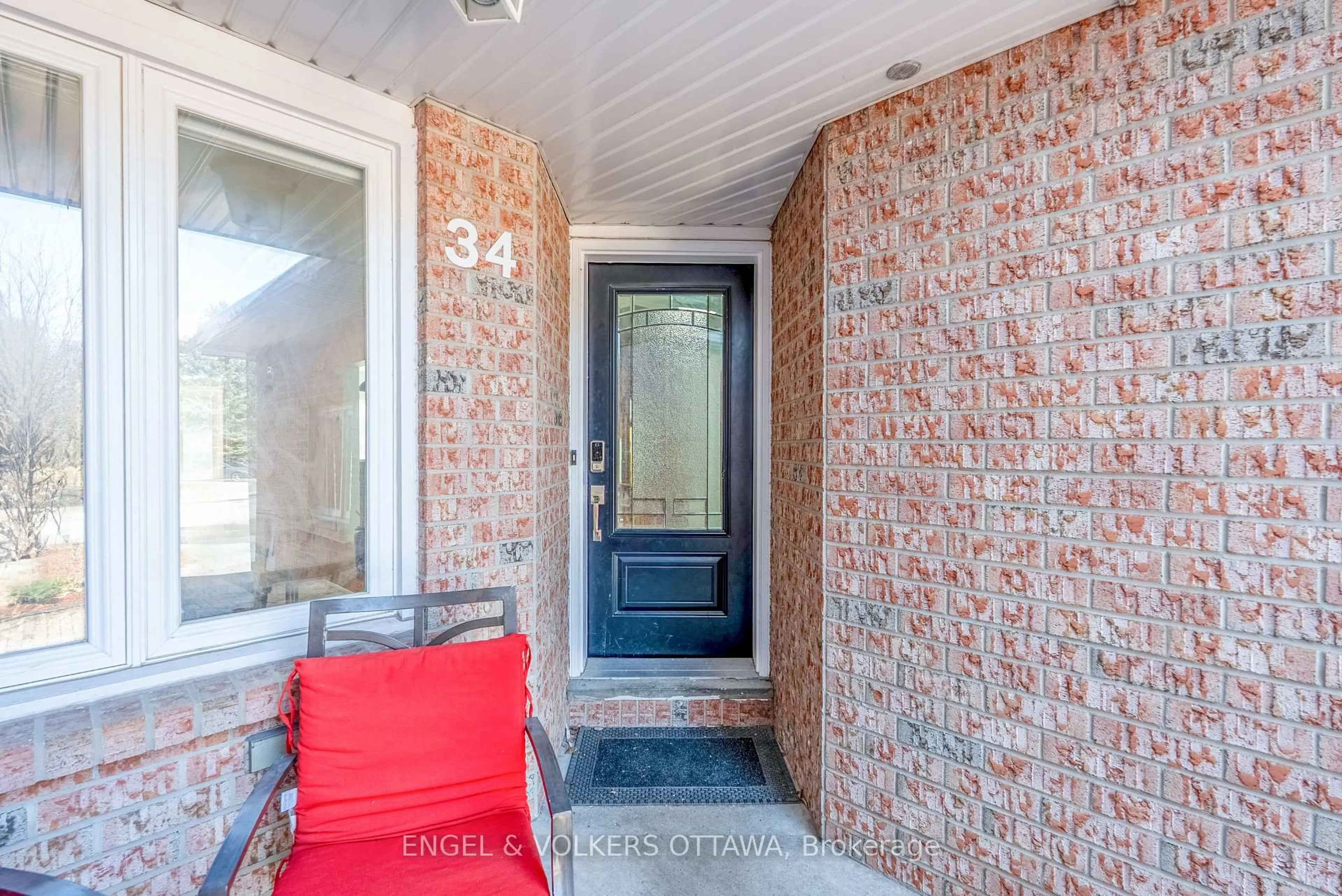 Indoor entryway for 34 Baton Crt, Kanata Ontario K2L 4C8
