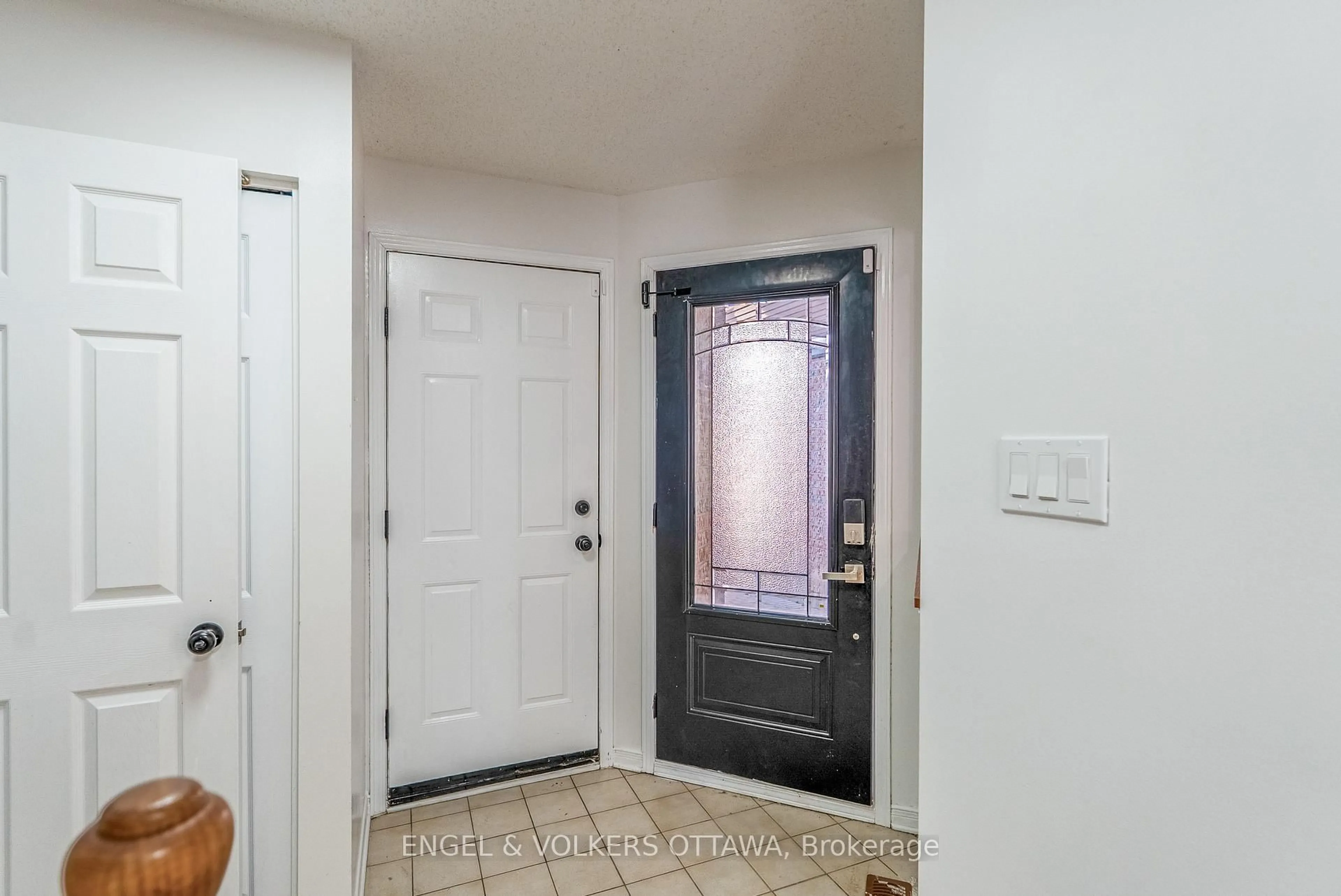 Indoor entryway for 34 Baton Crt, Kanata Ontario K2L 4C8