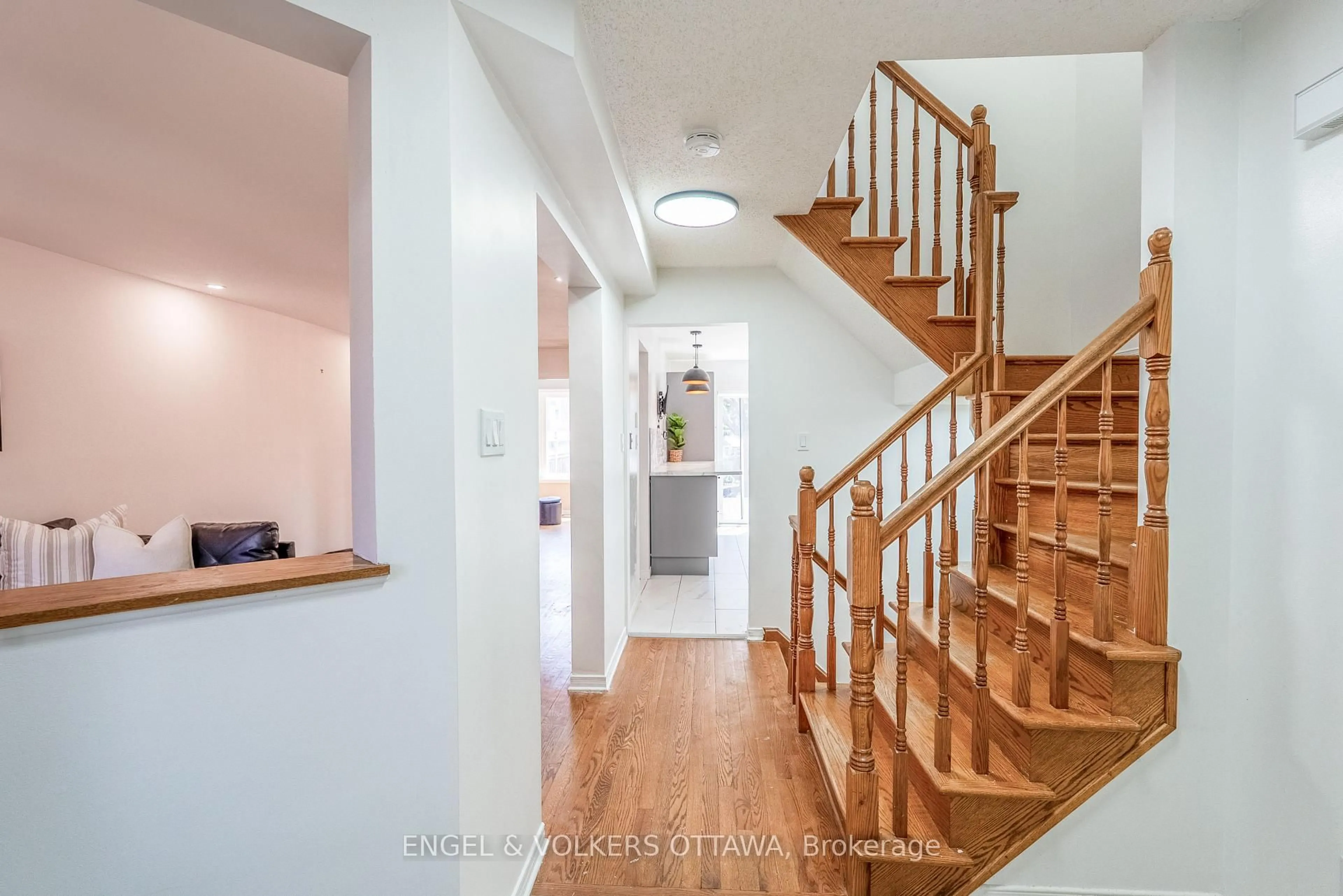 Indoor entryway for 34 Baton Crt, Kanata Ontario K2L 4C8