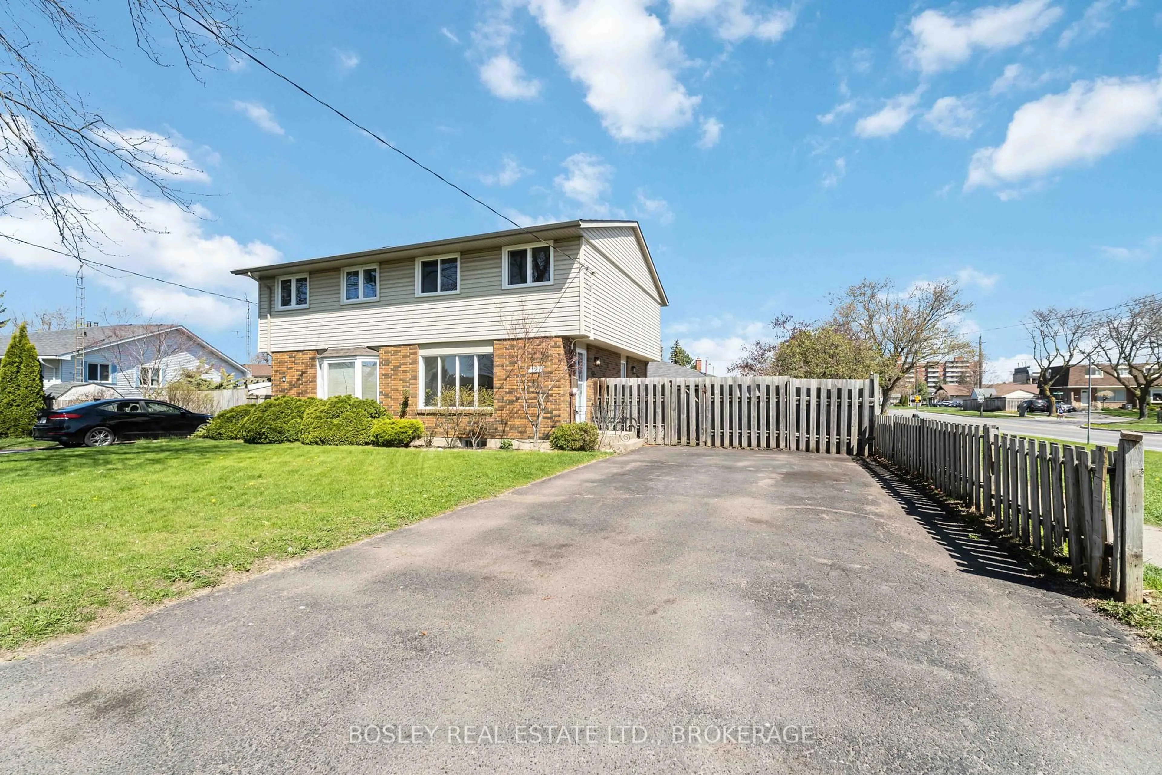 A pic from outside/outdoor area/front of a property/back of a property/a pic from drone, street for 2 CRESCENTWOOD Dr, St. Catharines Ontario L2N 4K8