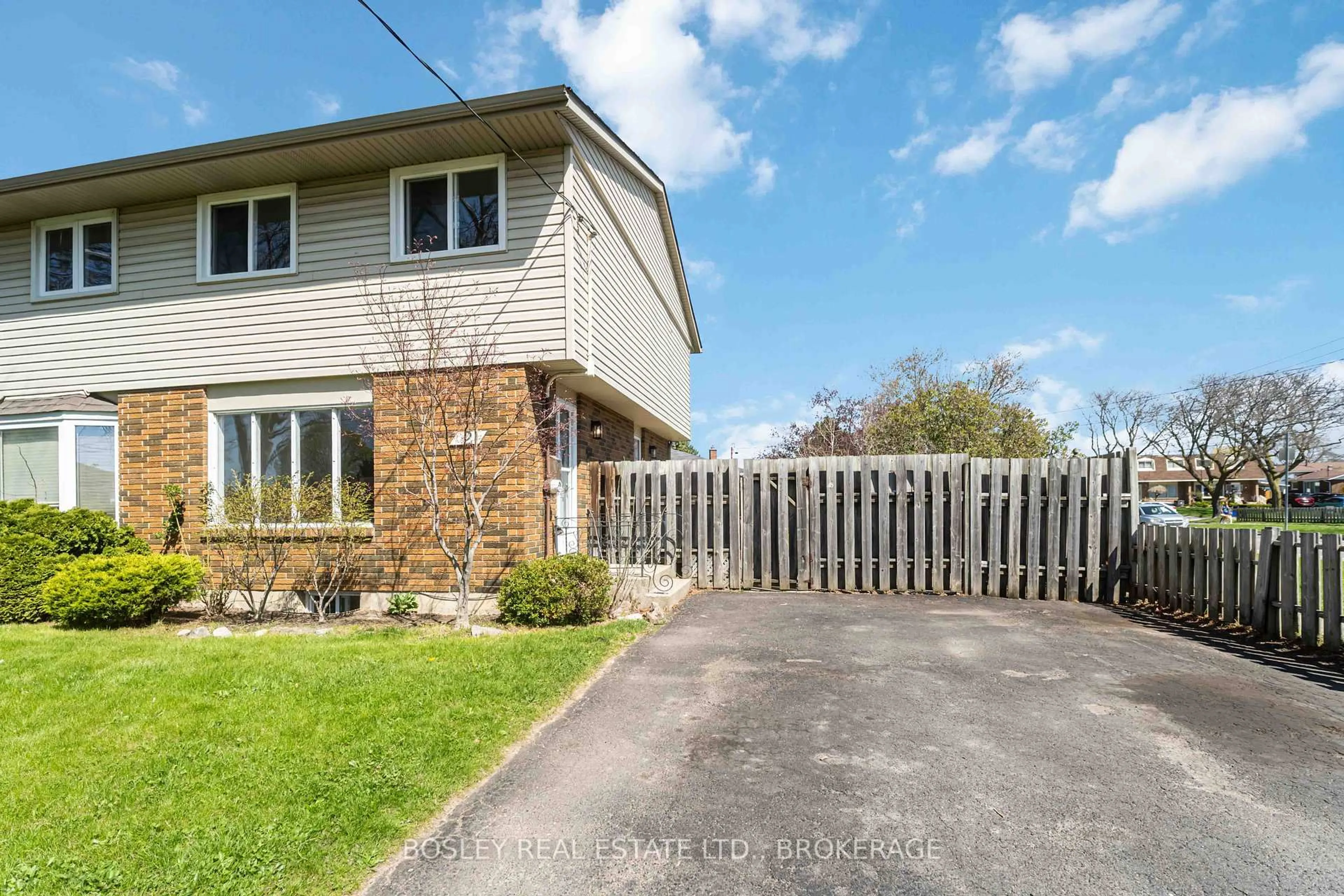 A pic from outside/outdoor area/front of a property/back of a property/a pic from drone, street for 2 CRESCENTWOOD Dr, St. Catharines Ontario L2N 4K8