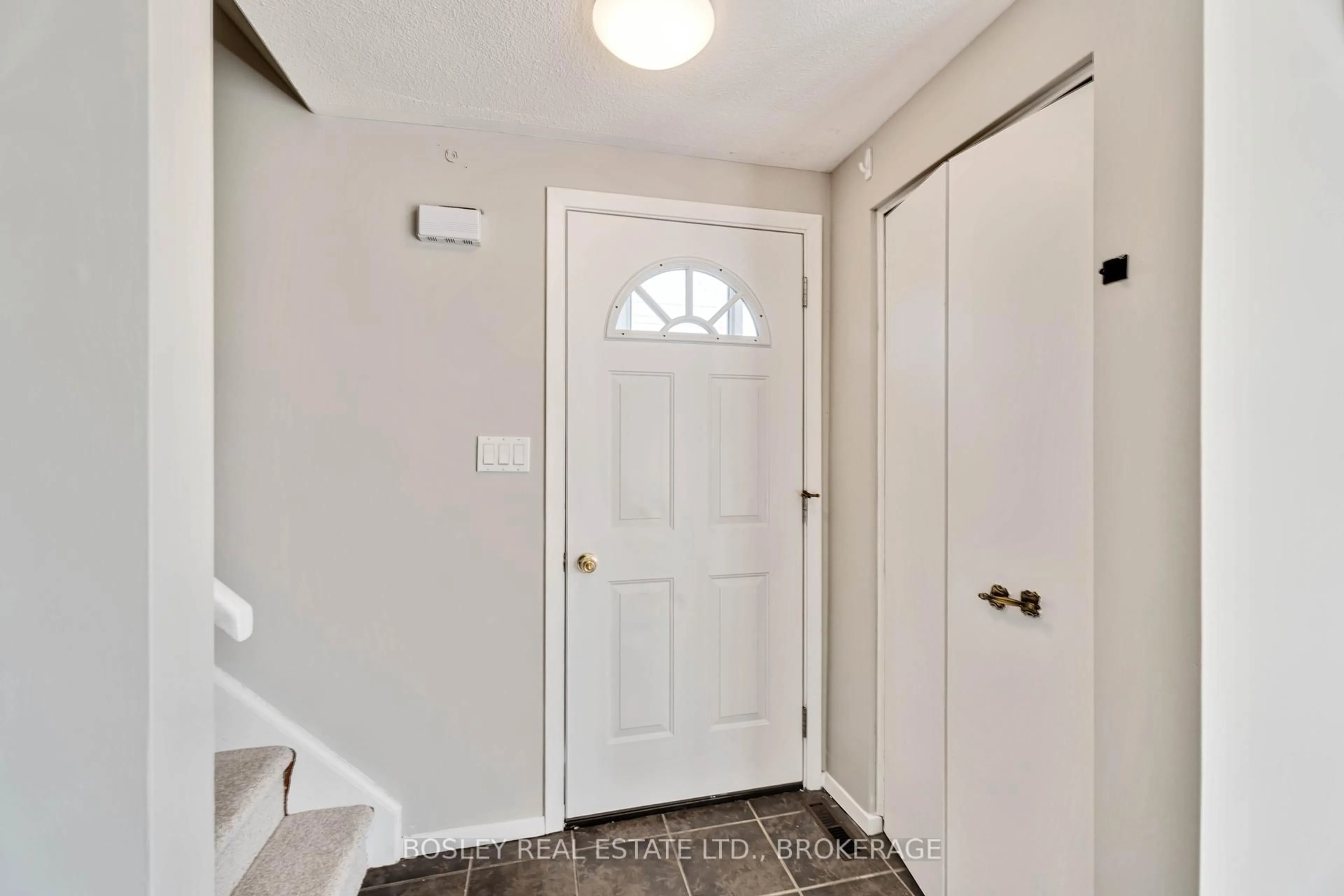 Indoor entryway for 2 CRESCENTWOOD Dr, St. Catharines Ontario L2N 4K8