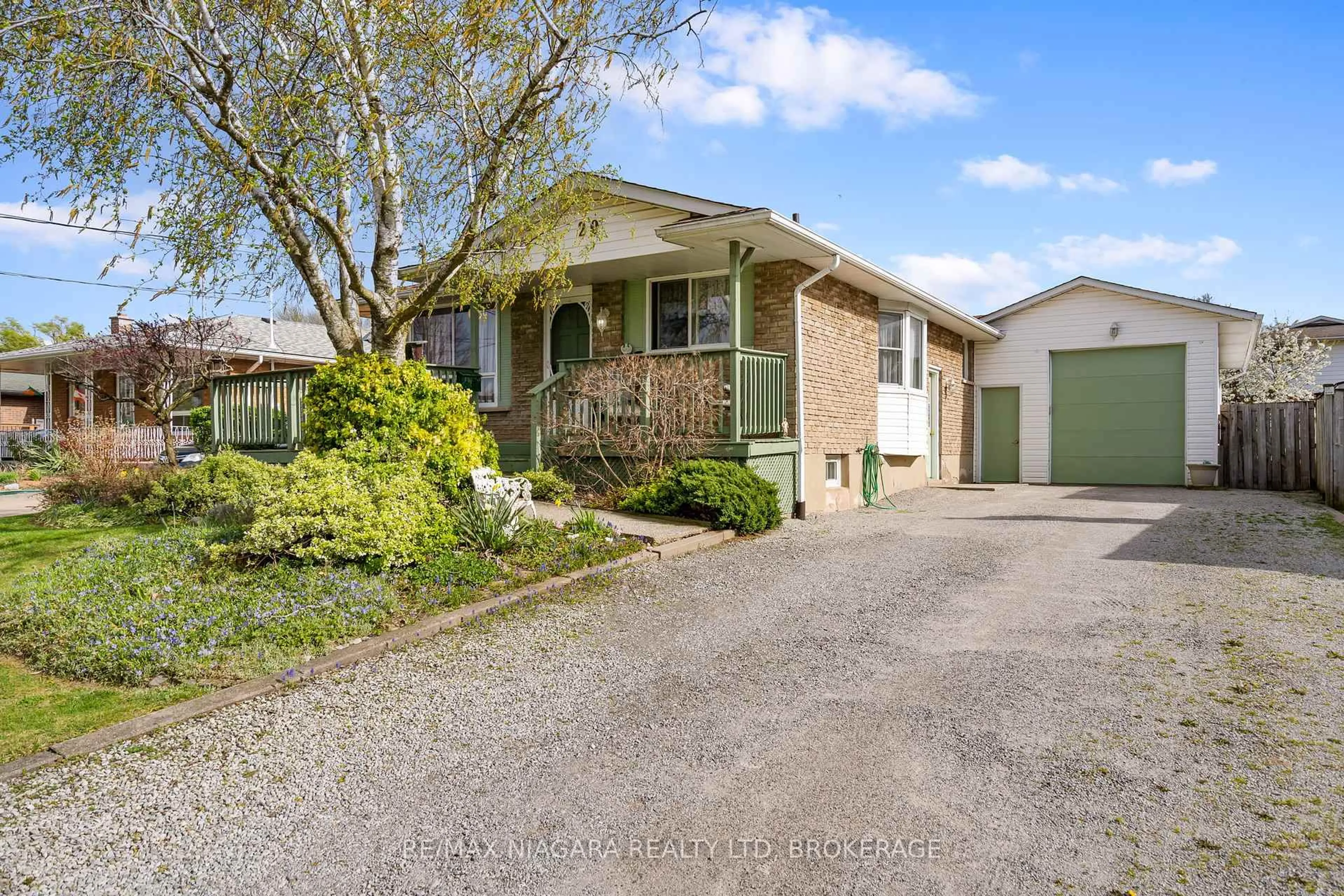 A pic from outside/outdoor area/front of a property/back of a property/a pic from drone, street for 20 Brackencrest Rd, St. Catharines Ontario L2P 3K8
