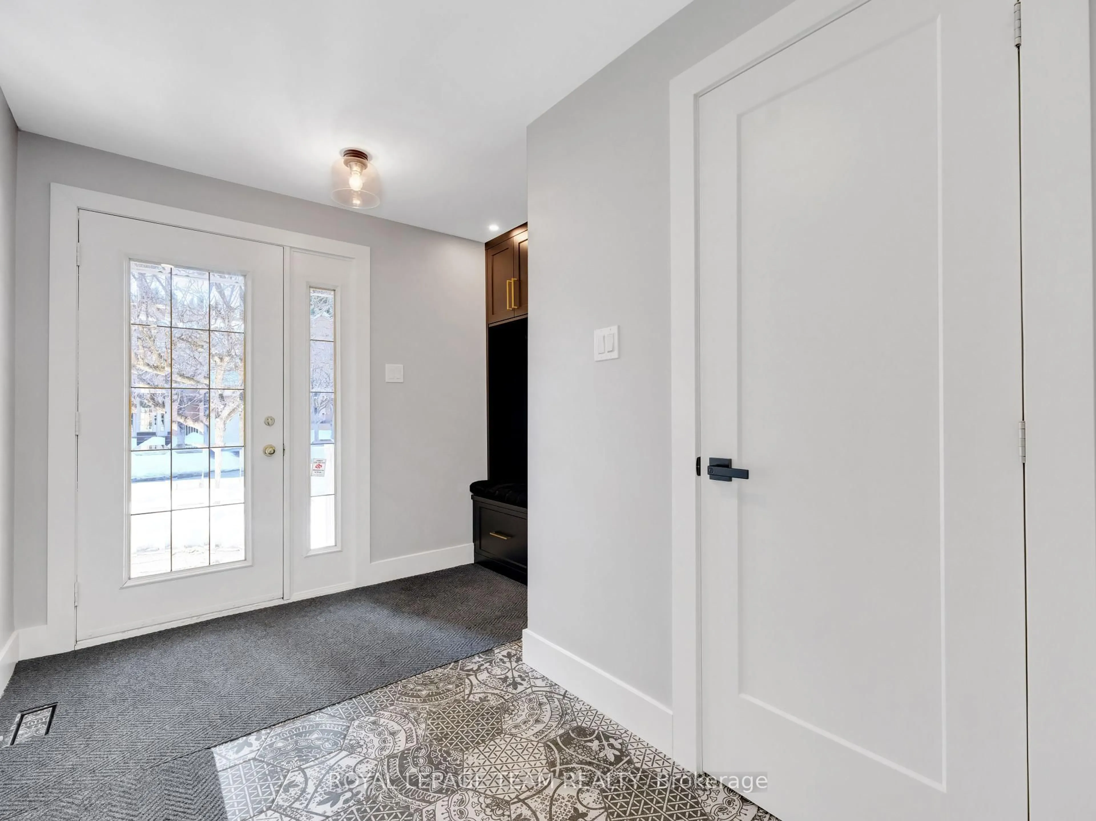 Indoor entryway for 107 Dalecroft Cres, Ottawa Ontario K2G 5V8