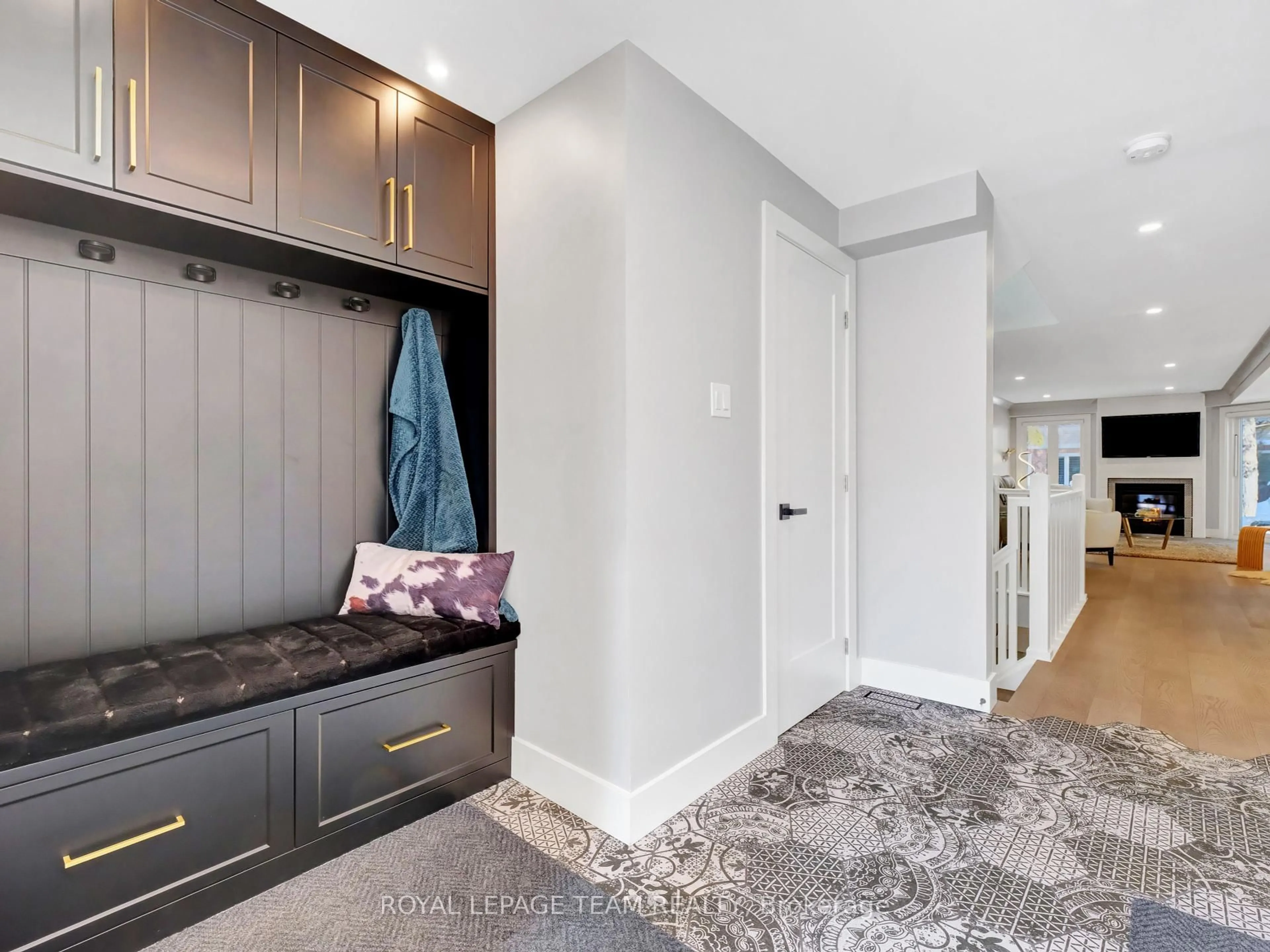 Indoor entryway for 107 Dalecroft Cres, Ottawa Ontario K2G 5V8
