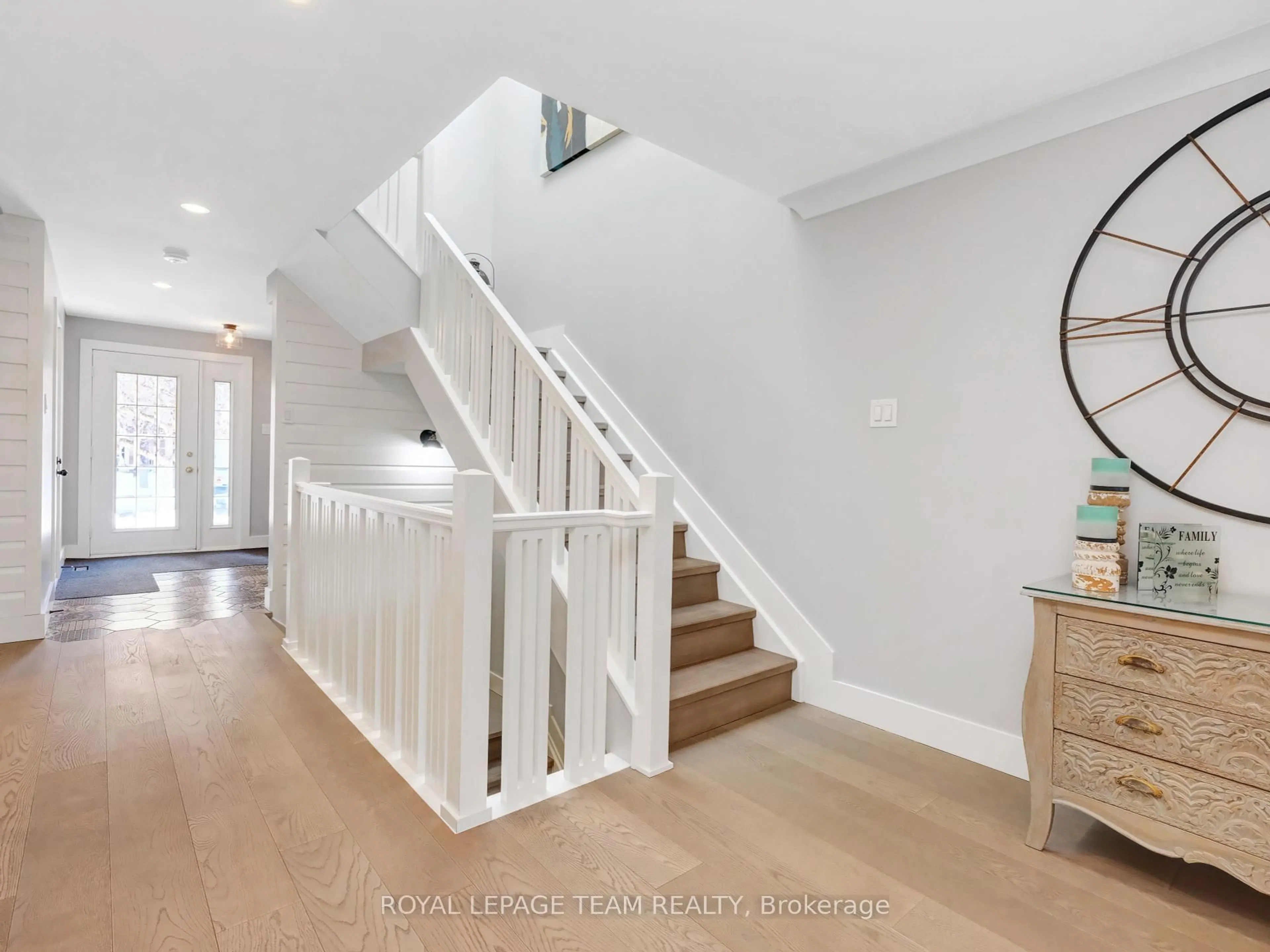 Unknown for 107 Dalecroft Cres, Ottawa Ontario K2G 5V8