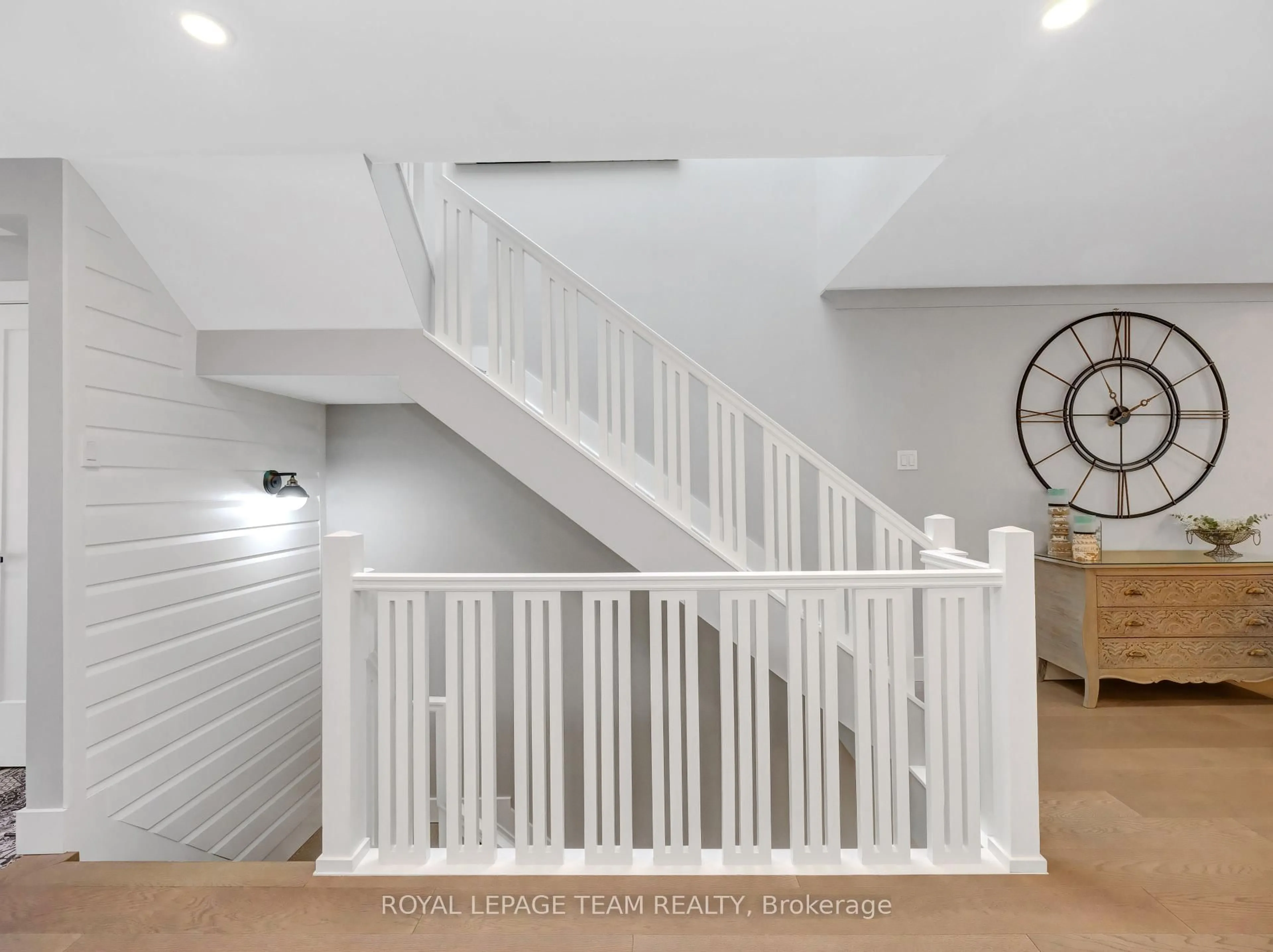 Stairs for 107 Dalecroft Cres, Ottawa Ontario K2G 5V8
