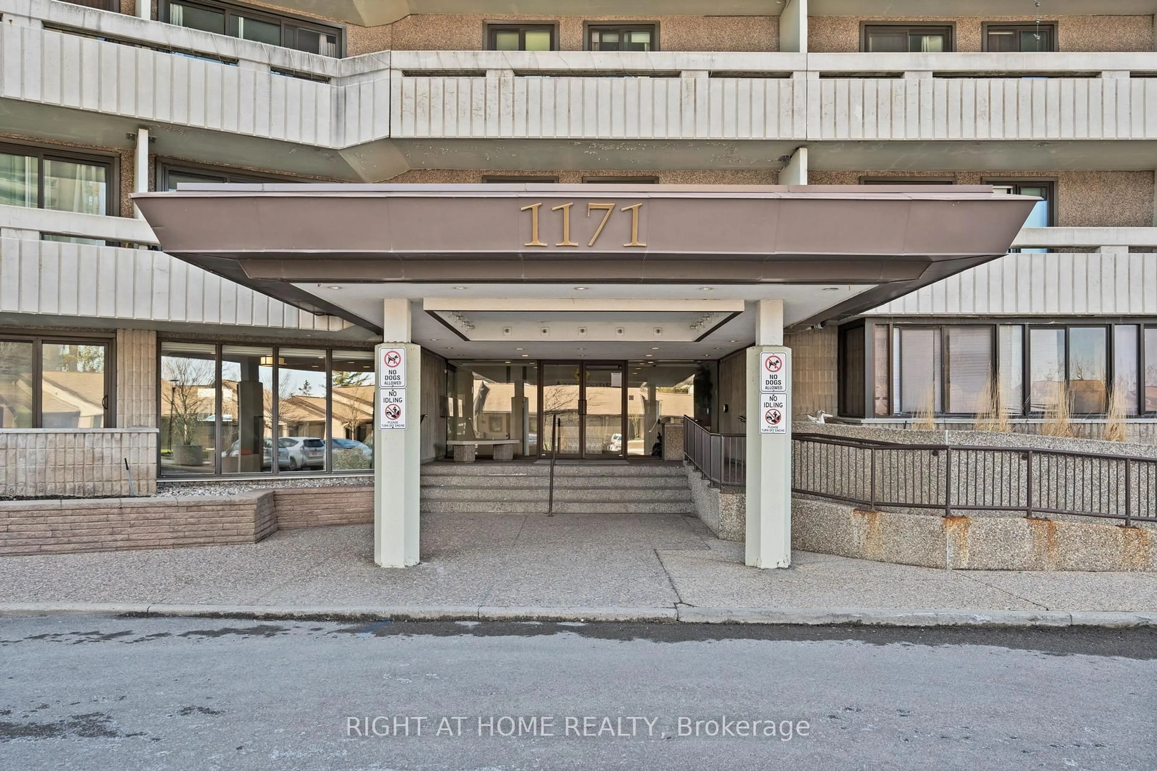 Indoor foyer for 1171 AMBLESIDE Dr #906, Ottawa Ontario K2B 8C8