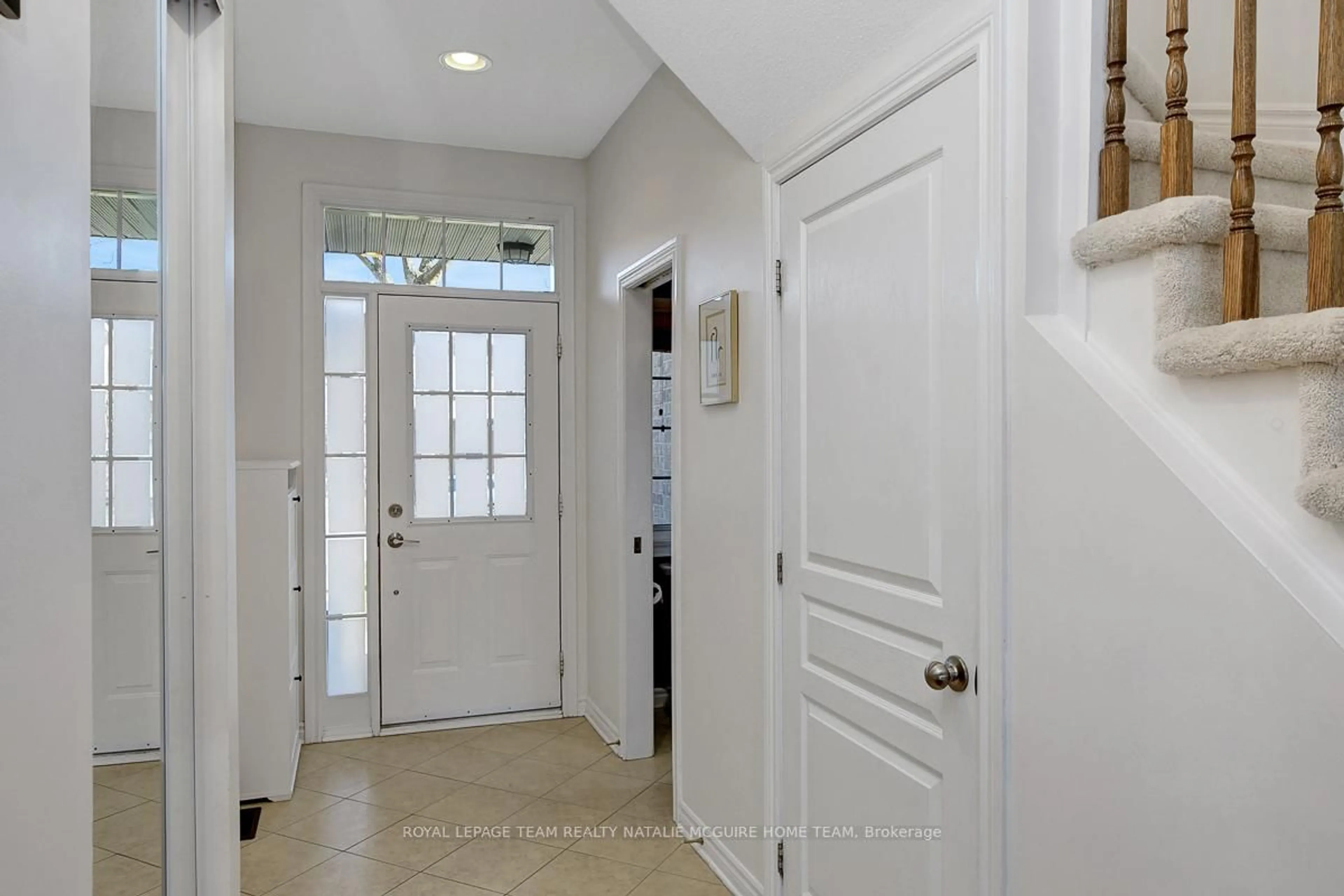 Indoor entryway for 475 Grey Seal Circ, Ottawa Ontario K1V 2H7