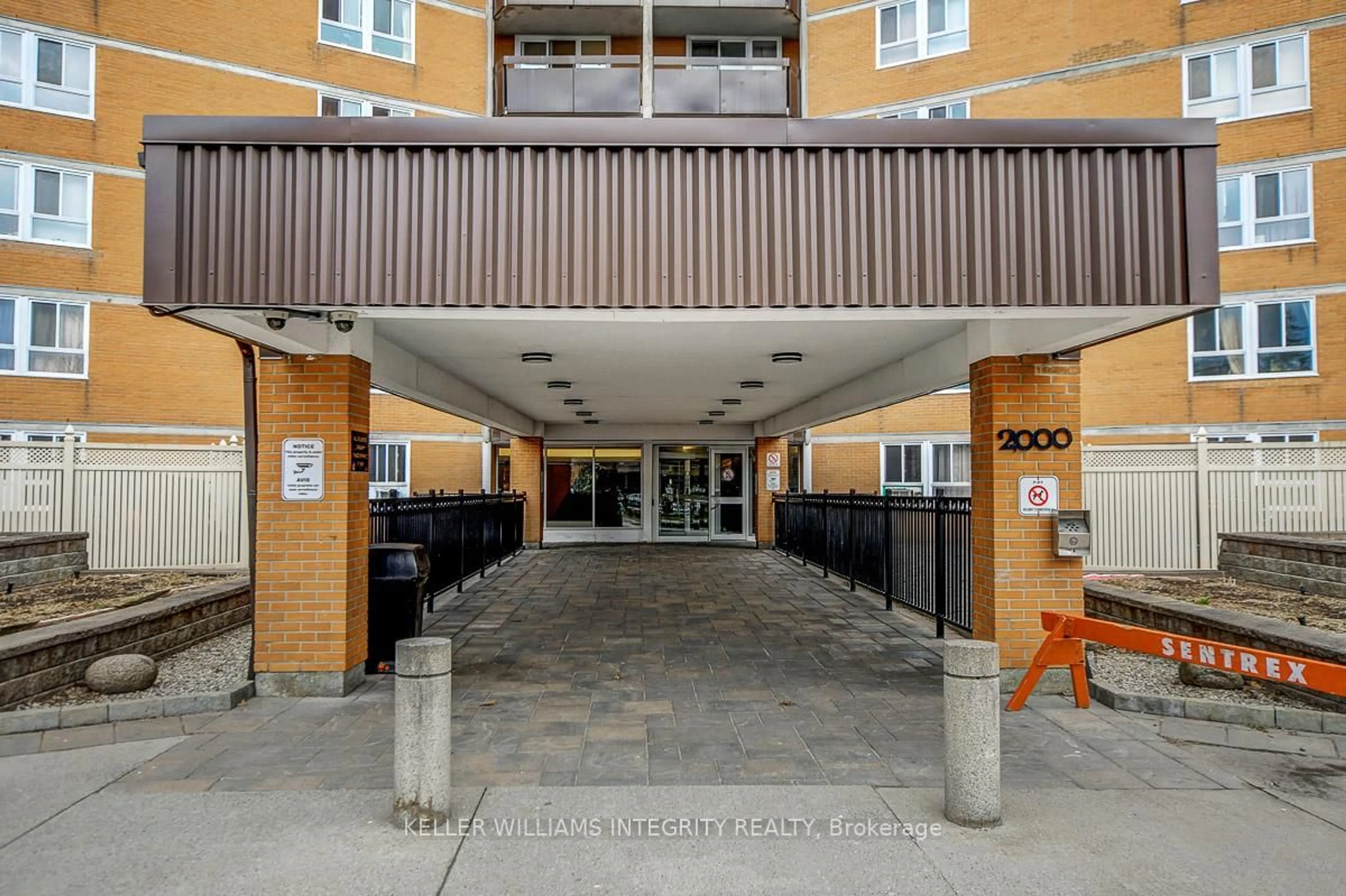 Indoor foyer for 2000 Jasmine Cres #206, Ottawa Ontario K1J 8K4