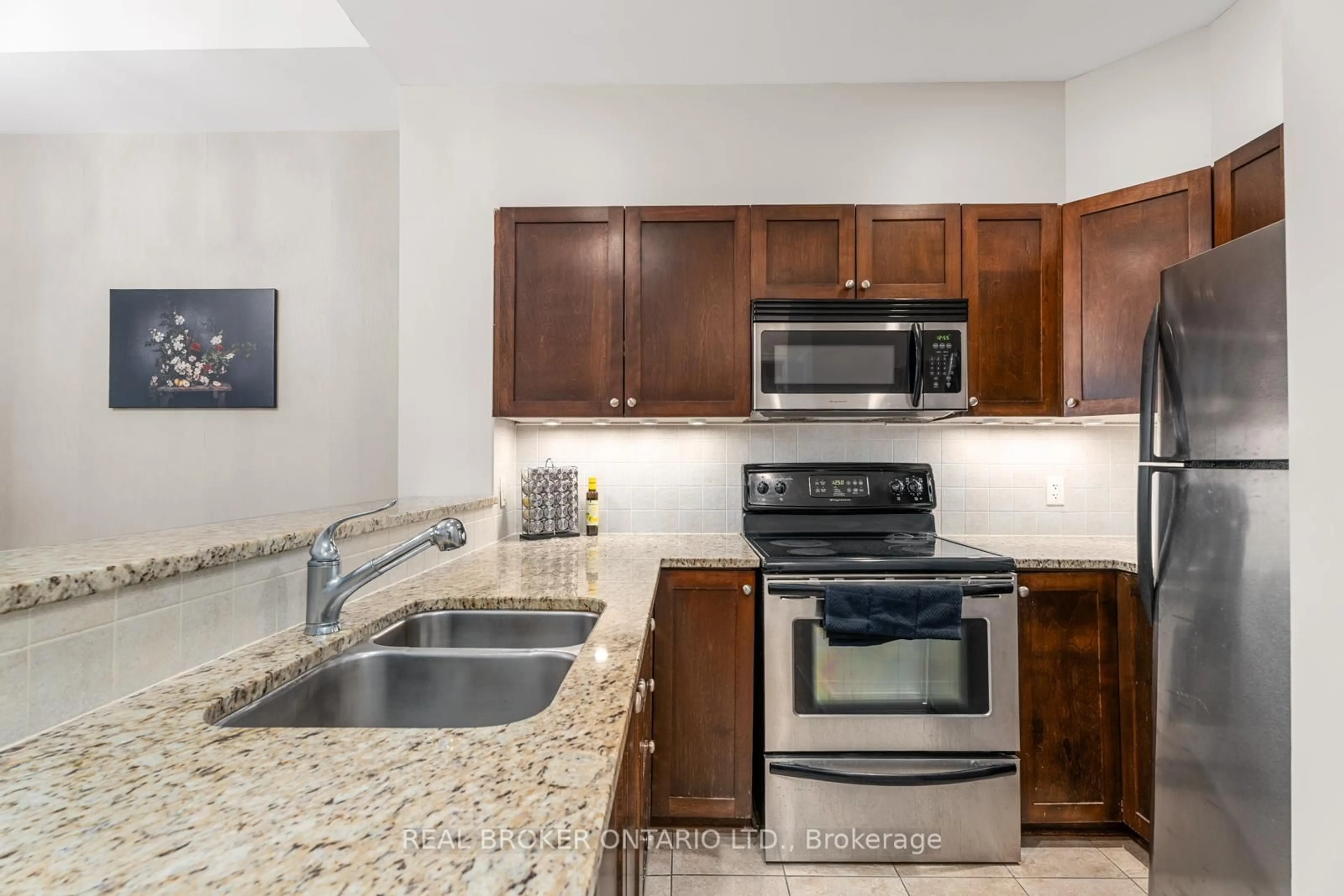 Standard kitchen, ceramic/tile floor for 200 Besserer St #1207, Ottawa Ontario K1N 0A7