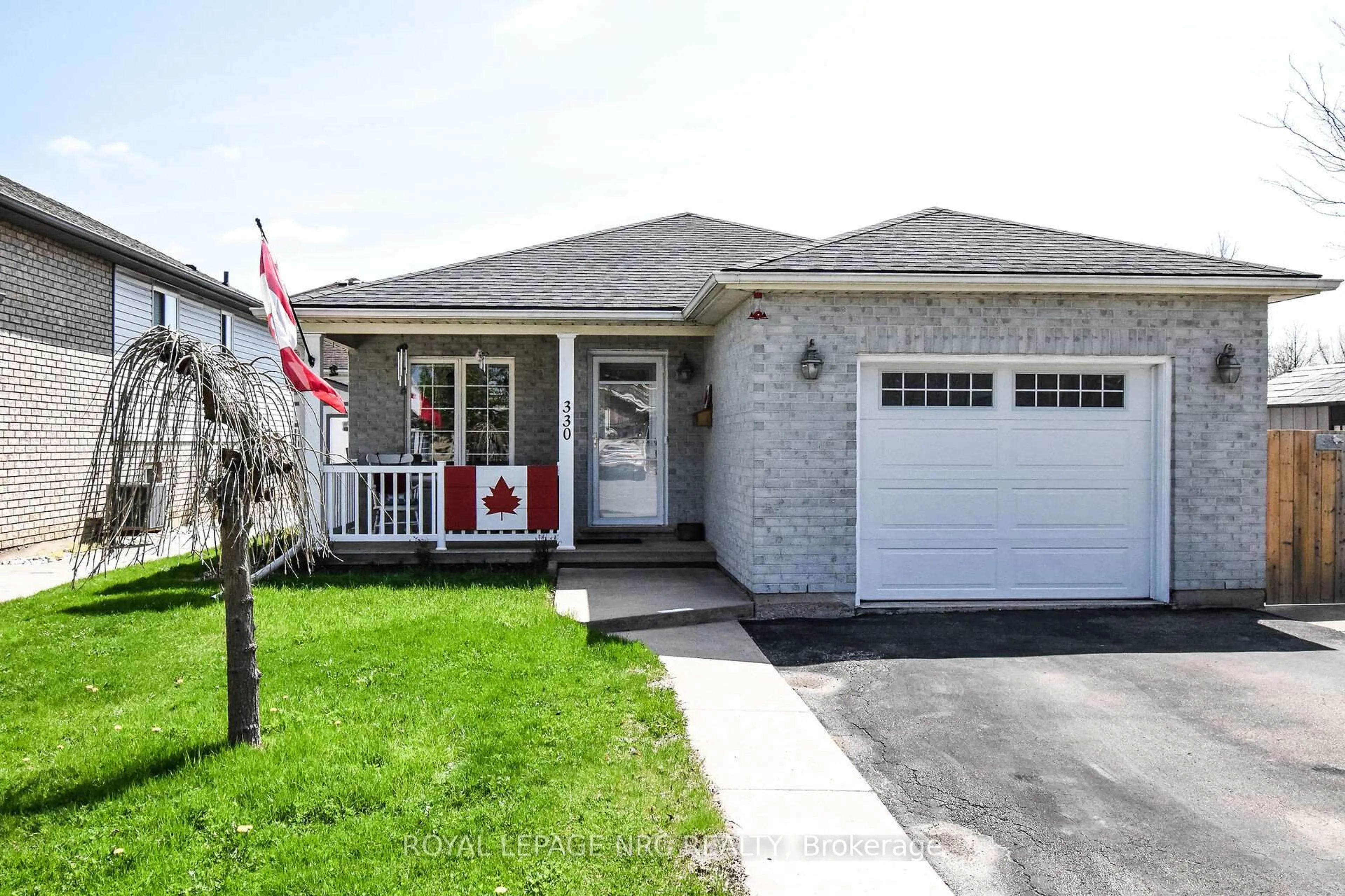 Home with brick exterior material, street for 330 Autumn Cres, Welland Ontario L3C 7K1