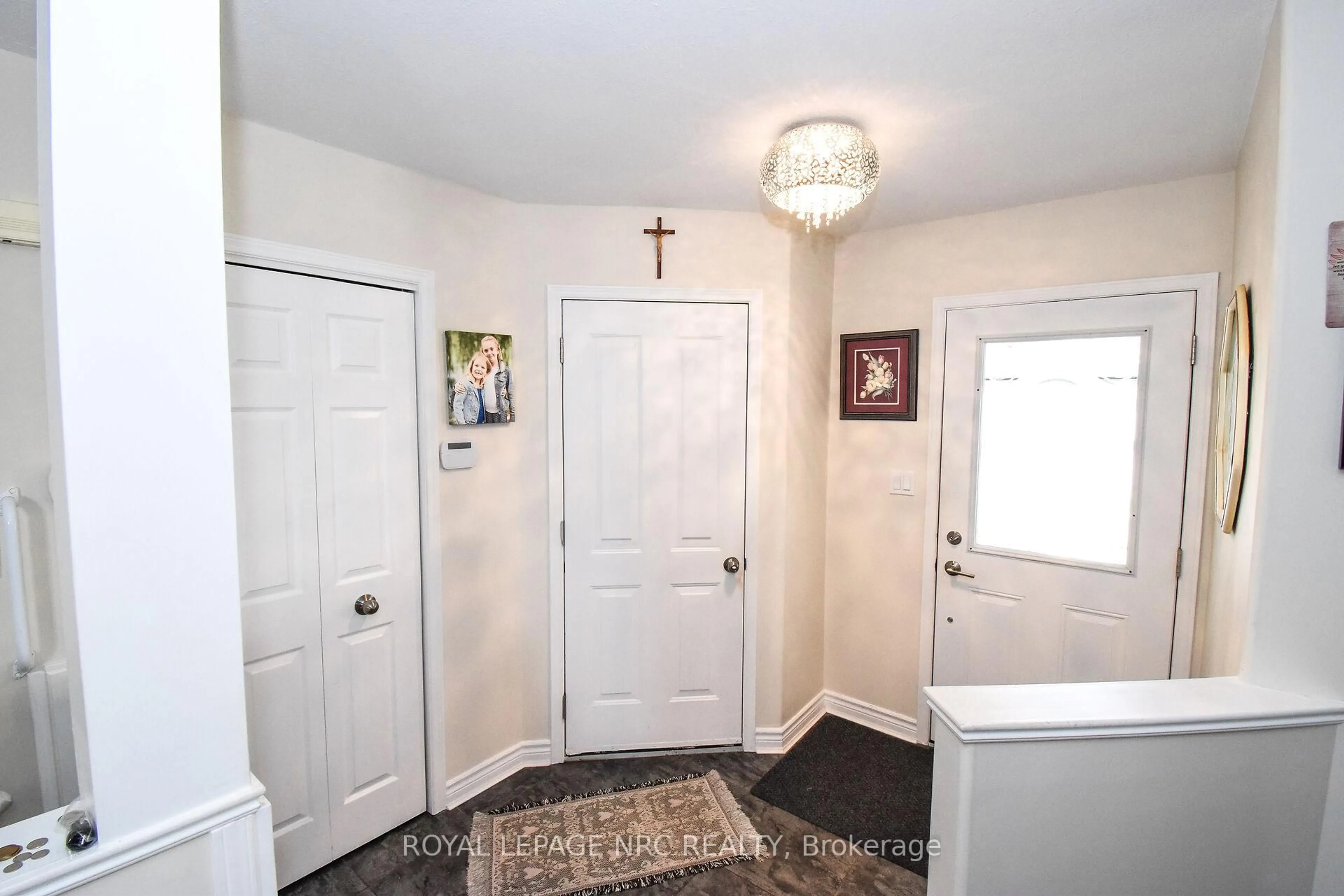 Indoor entryway for 330 Autumn Cres, Welland Ontario L3C 7K1