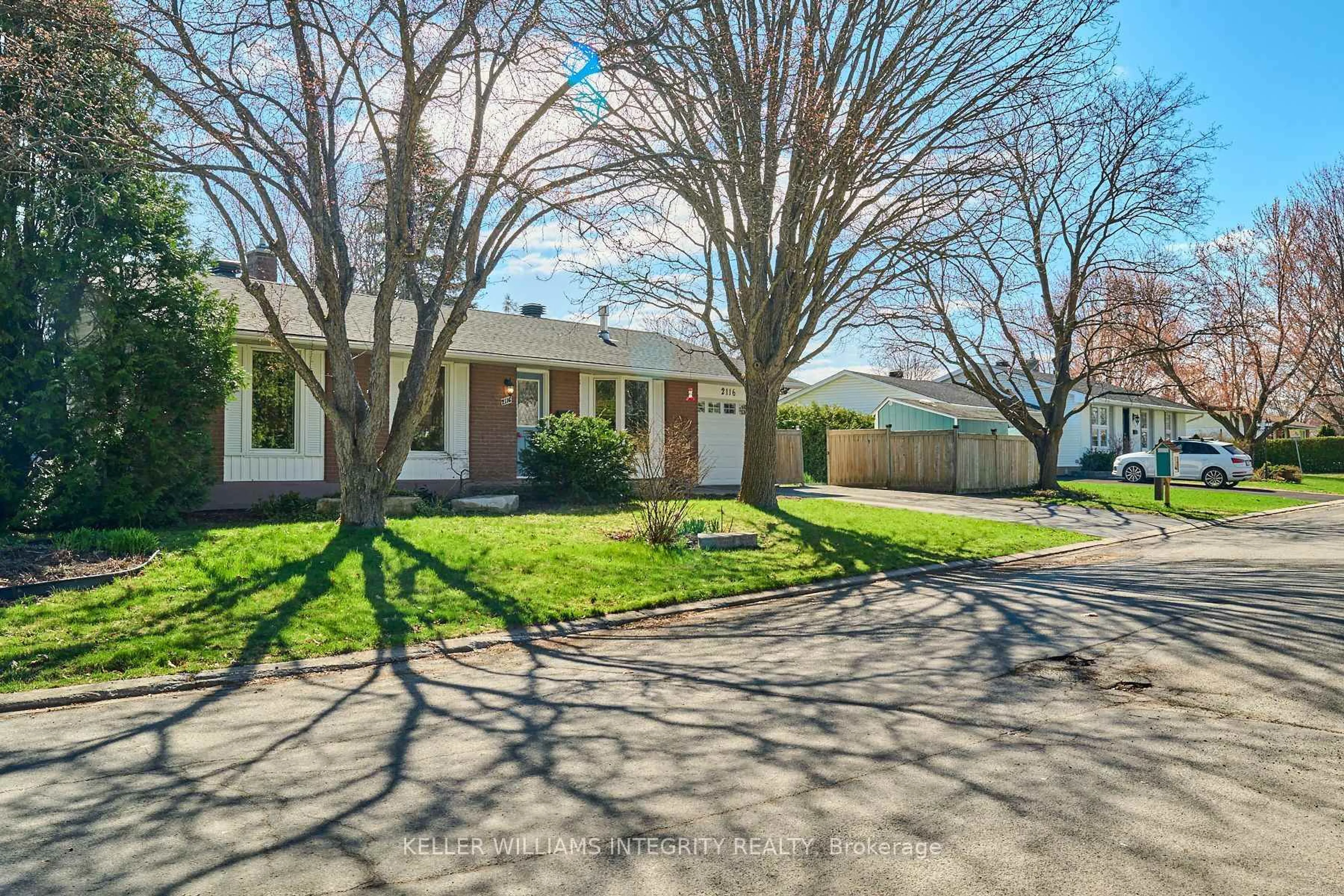 A pic from outside/outdoor area/front of a property/back of a property/a pic from drone, street for 2116 Fillmore Cres, Ottawa Ontario K1J 6A4
