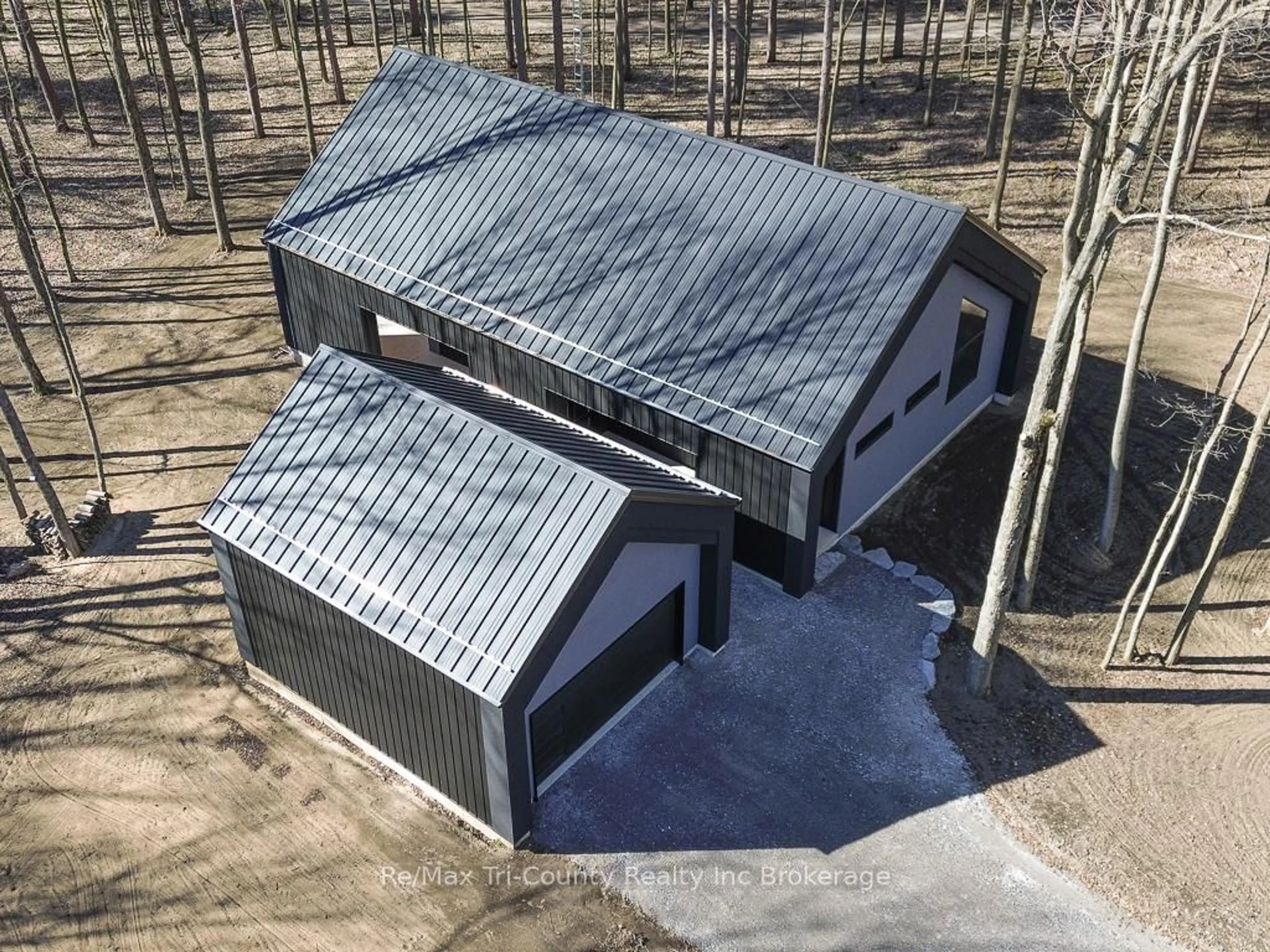A pic from outside/outdoor area/front of a property/back of a property/a pic from drone, building for 1498 12th Concession Rd, Norfolk Ontario N0E 1G0