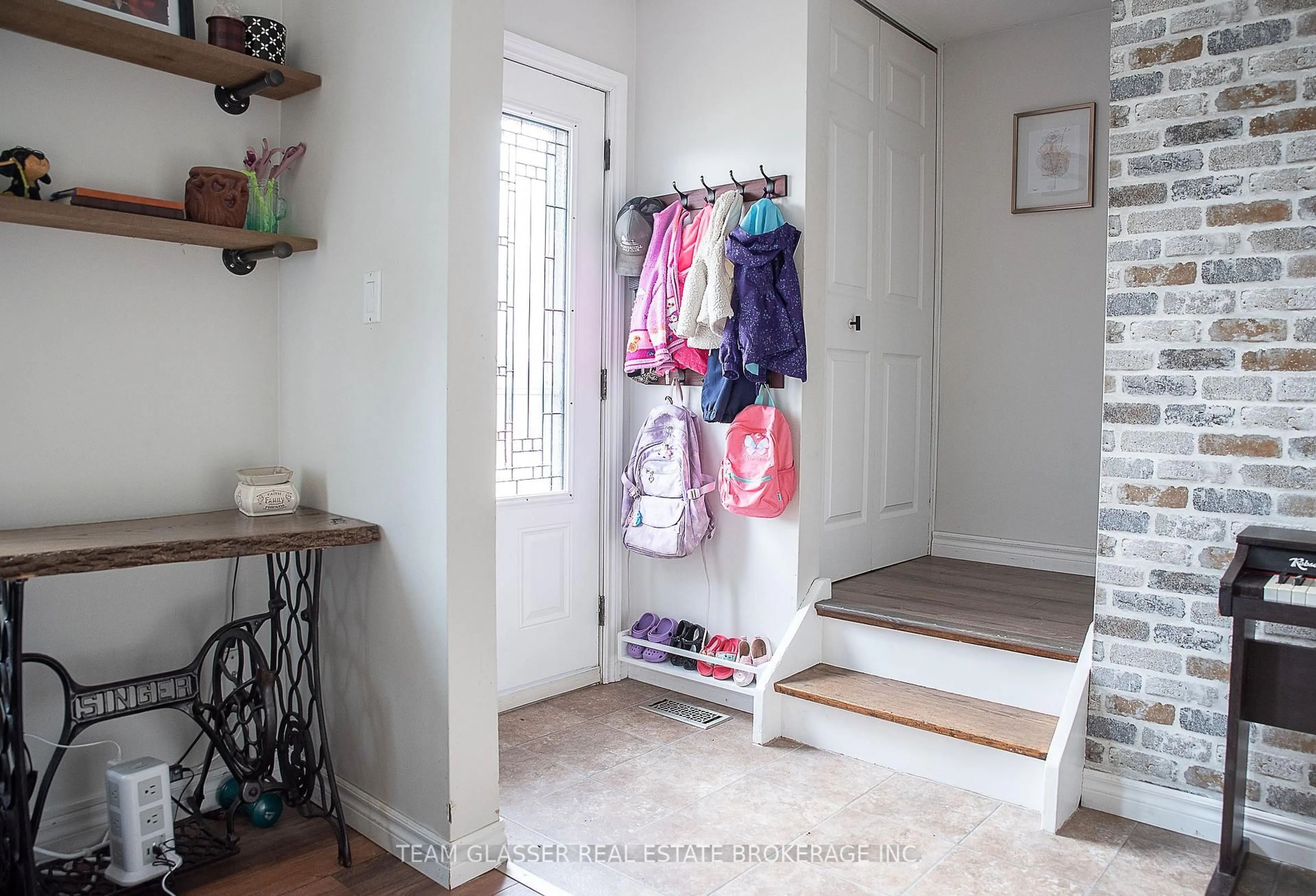 Indoor entryway for 28 PARKVIEW Hts, Aylmer Ontario N5H 2J8