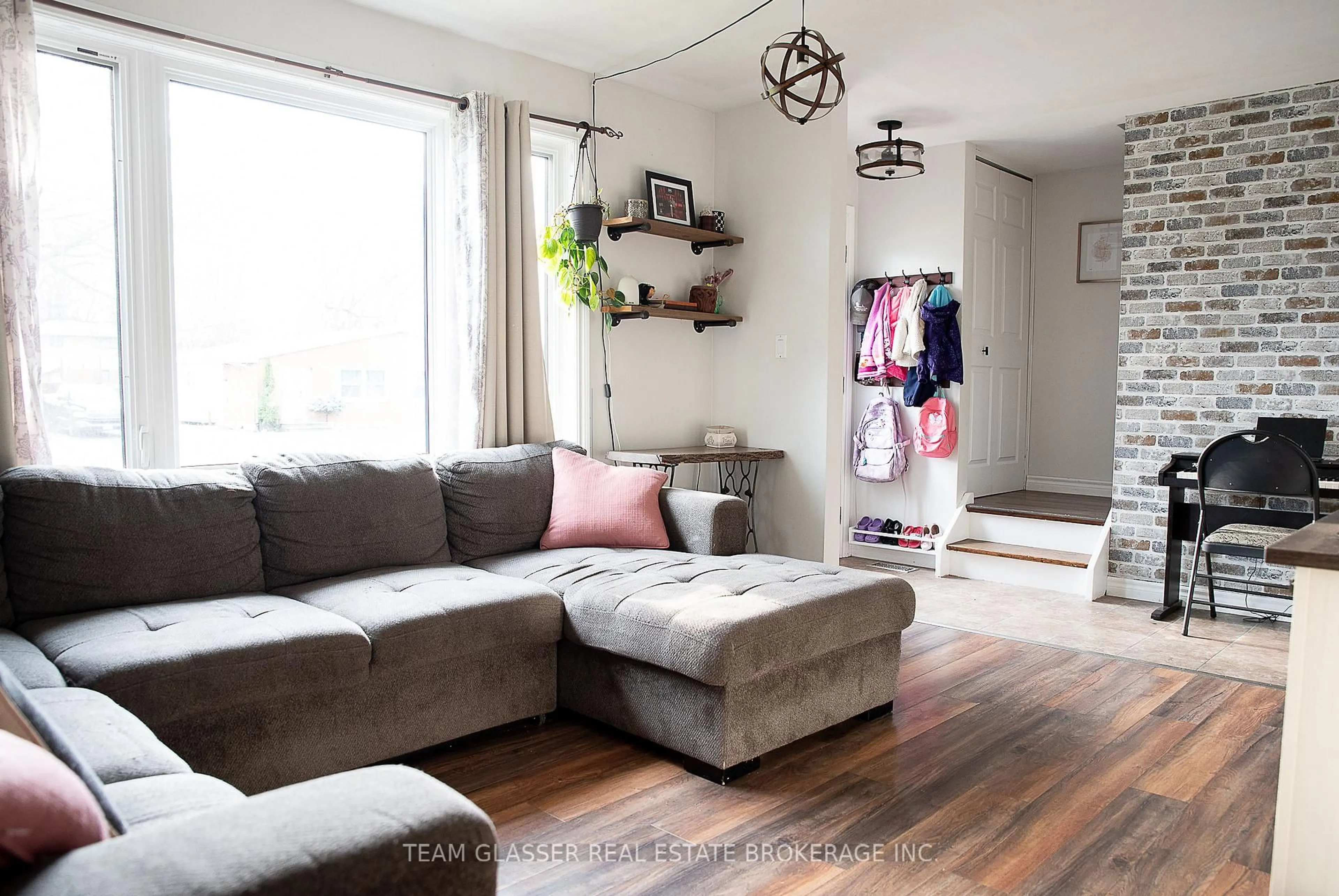 Living room with furniture, unknown for 28 PARKVIEW Hts, Aylmer Ontario N5H 2J8
