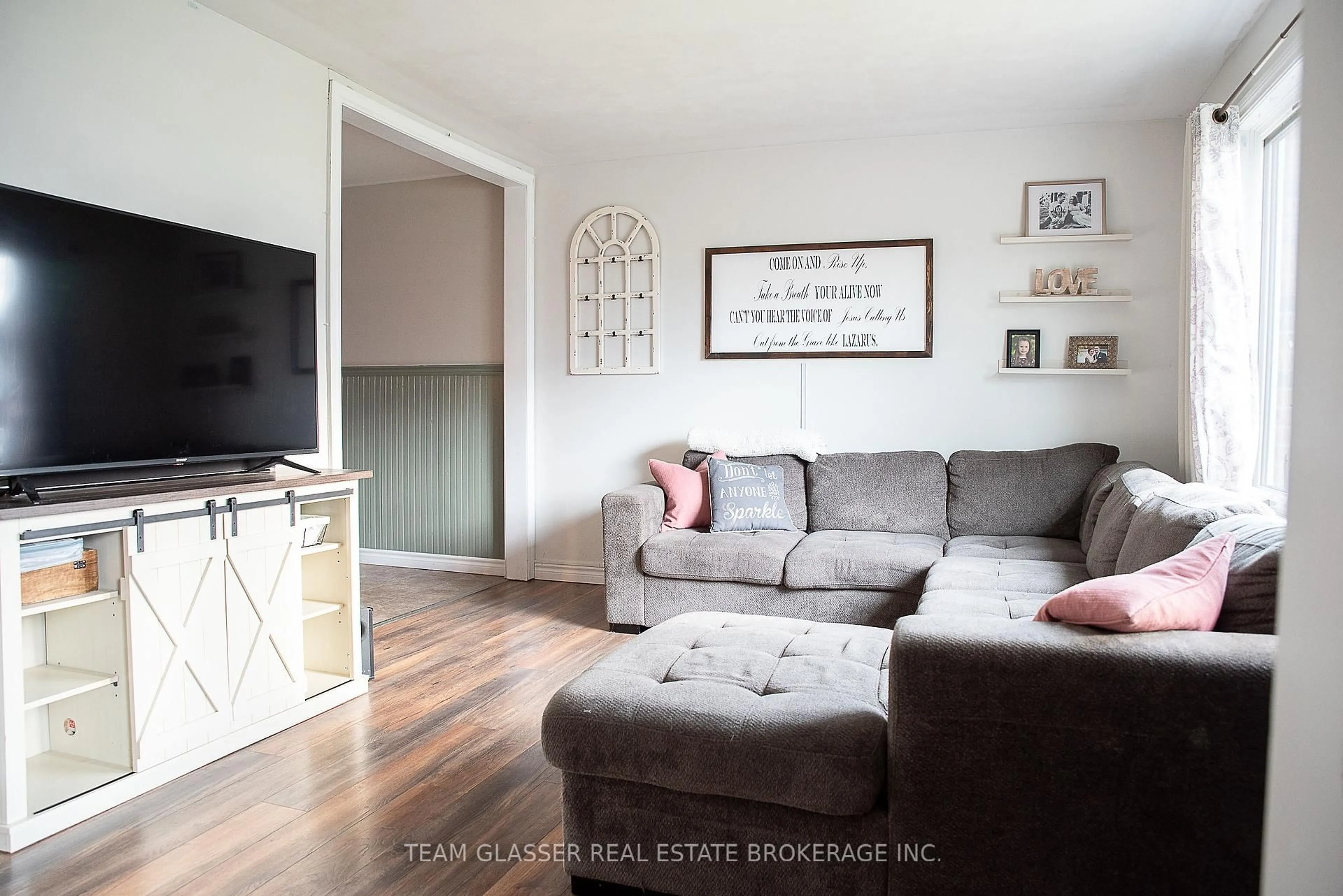 Living room with furniture, unknown for 28 PARKVIEW Hts, Aylmer Ontario N5H 2J8