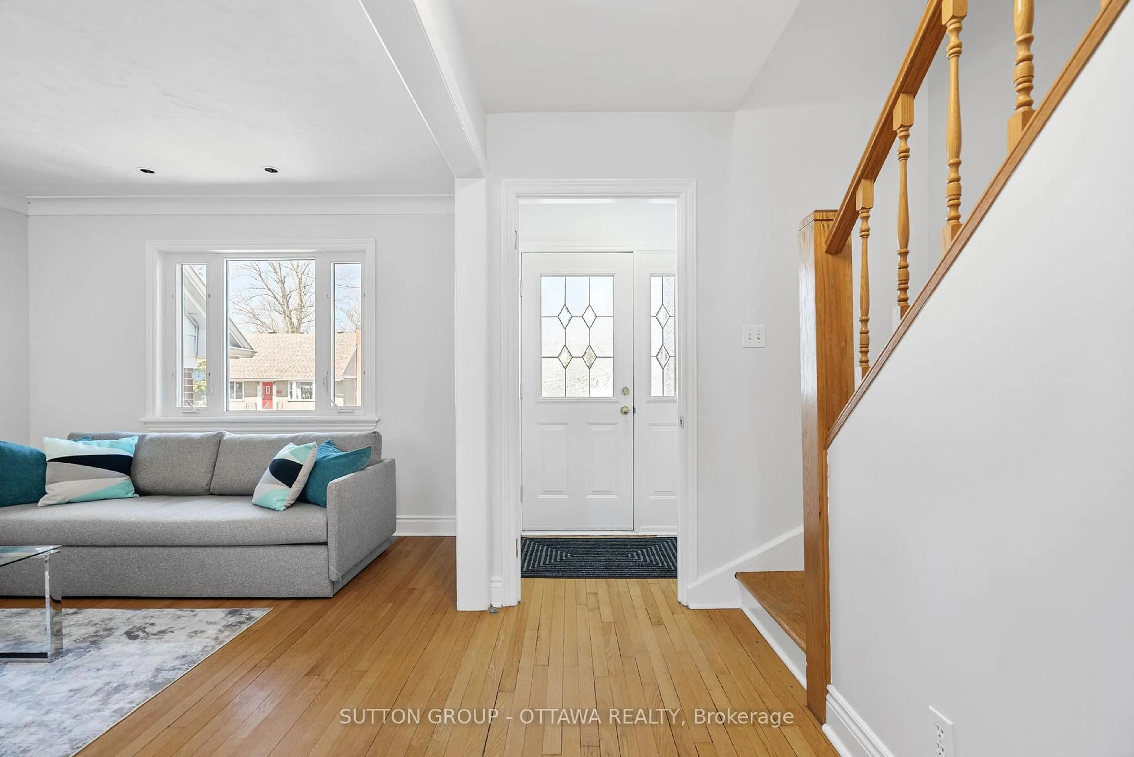 Indoor entryway for 494 PLEASANT PARK Rd, Ottawa Ontario K1H 5N1