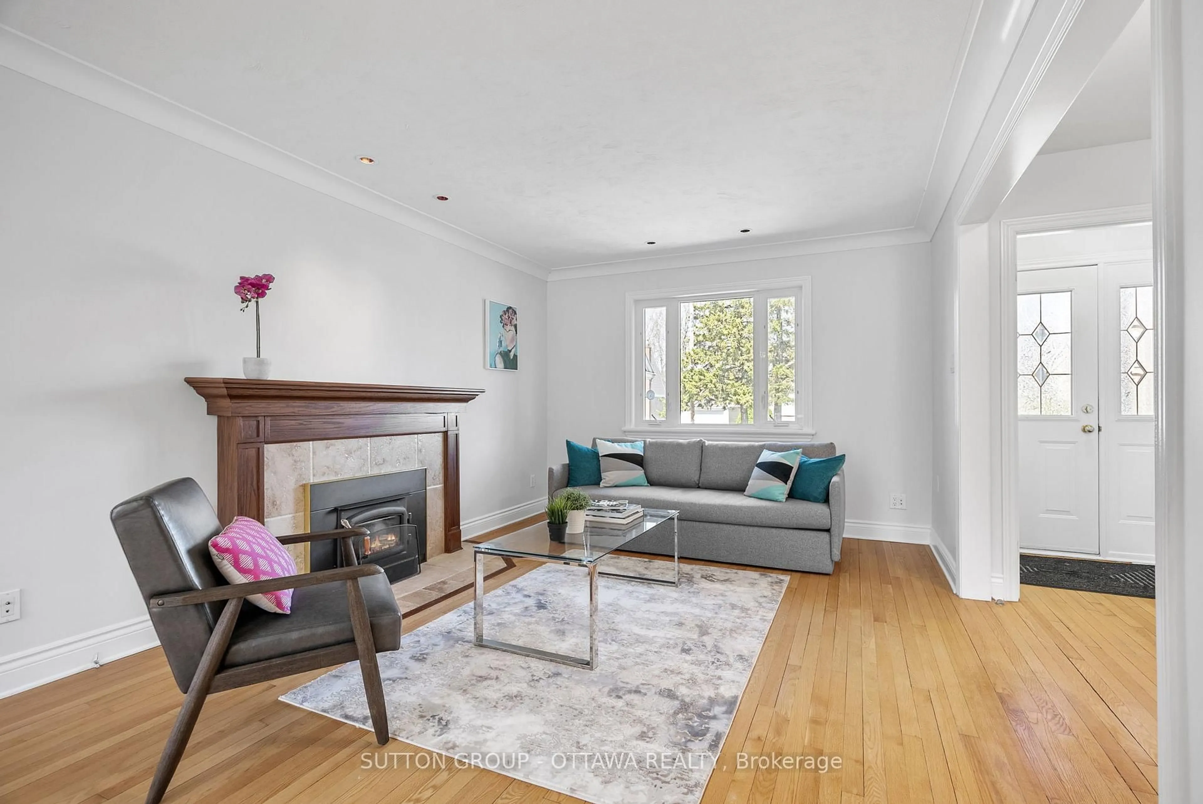 Living room with furniture, wood/laminate floor for 494 PLEASANT PARK Rd, Ottawa Ontario K1H 5N1