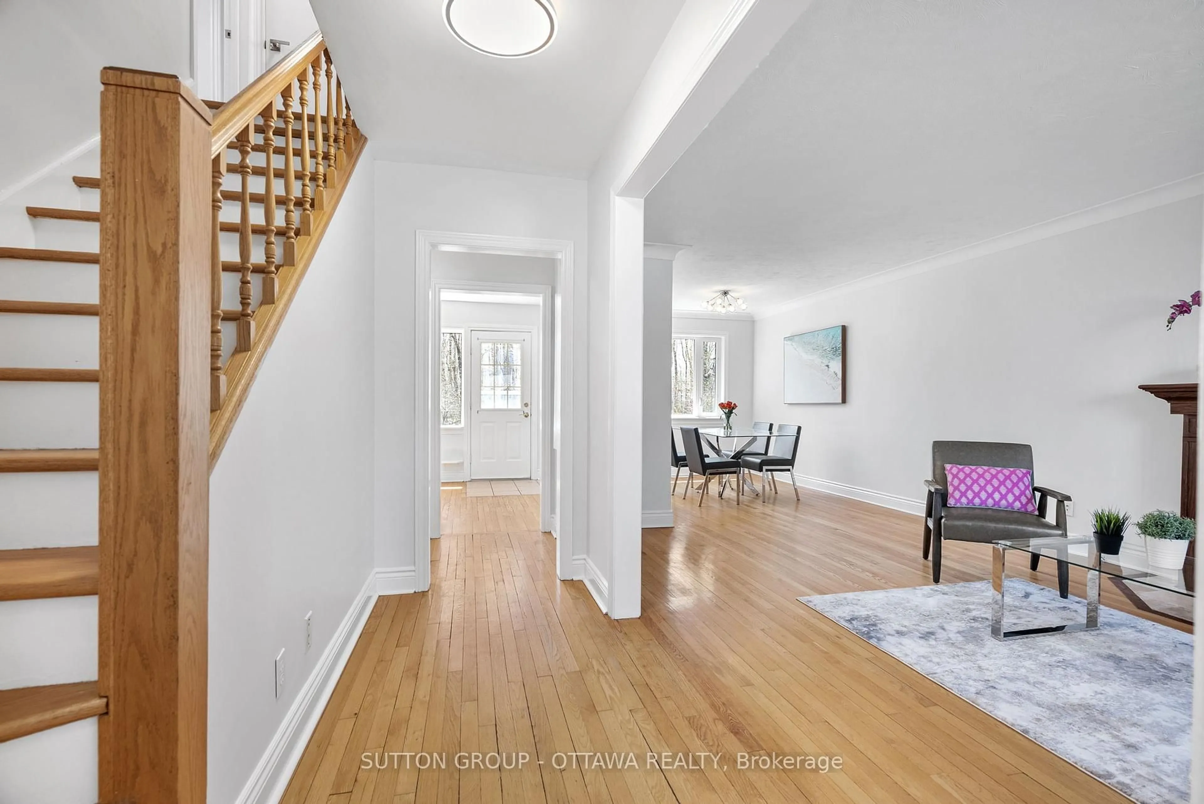 Indoor entryway for 494 PLEASANT PARK Rd, Ottawa Ontario K1H 5N1